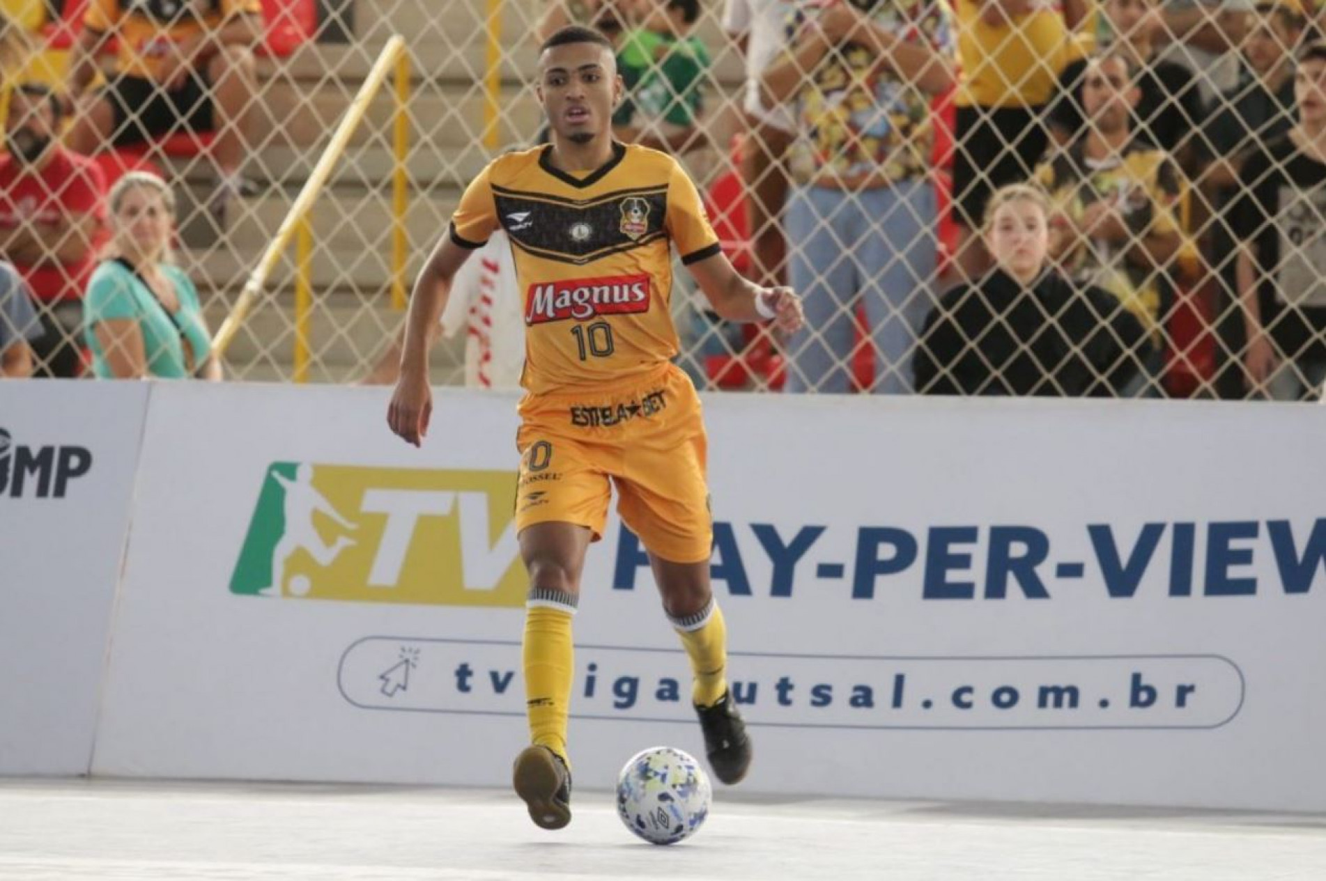 Leozinho, ala do Sorocaba, é eleito melhor jogador jovem de futsal do mundo, futsal