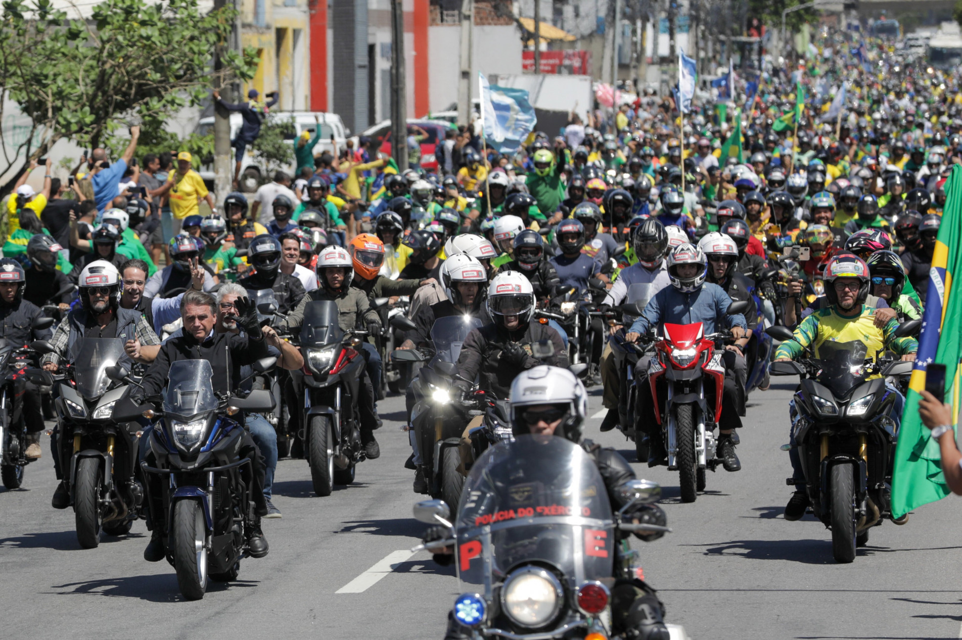 Bolsonaro participou de motociata pelas ruas do Recife