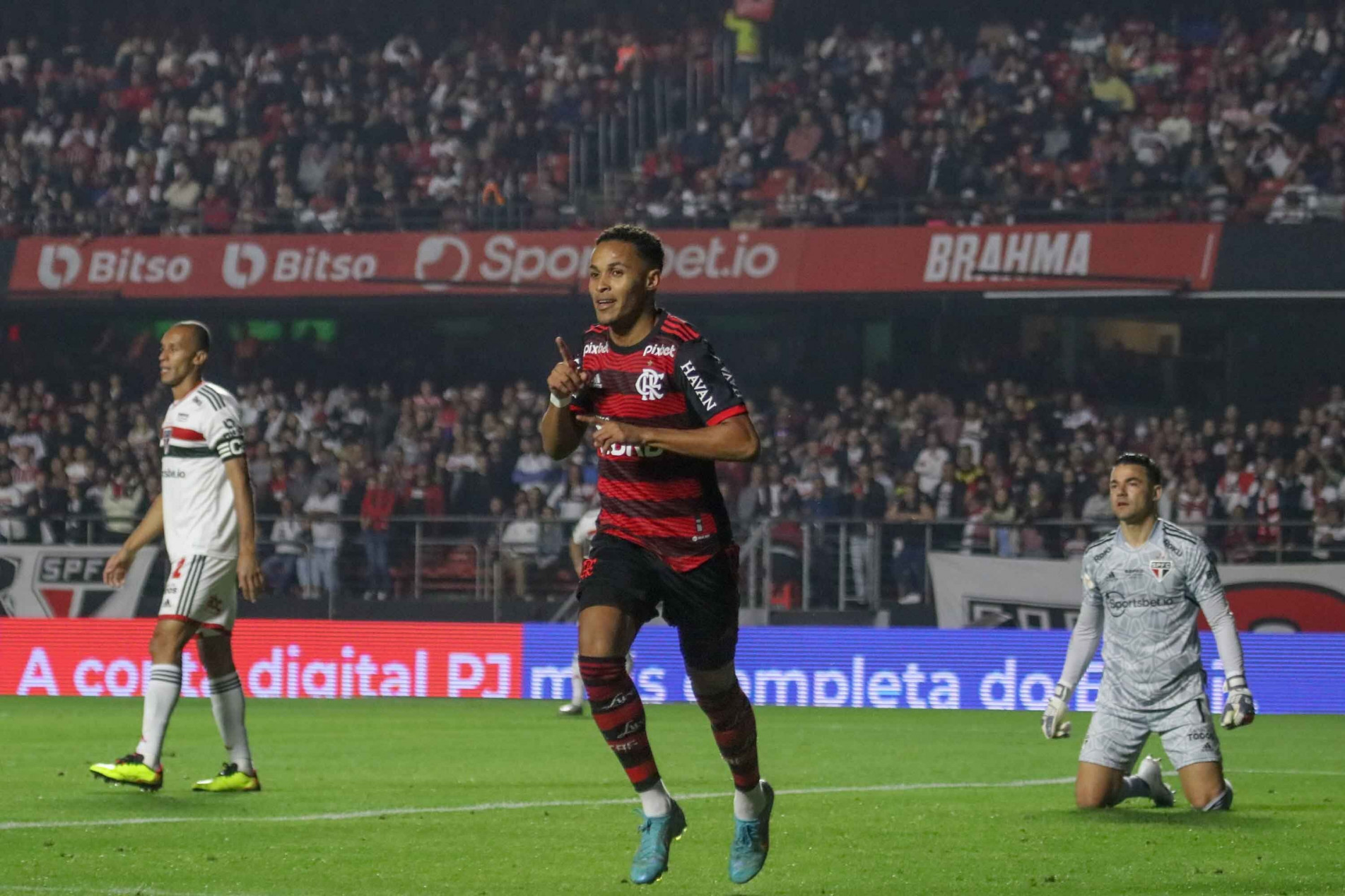O garoto Lázaro marcou o primeiro do Flamengo no Morumbi