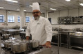 O professor mestre Carlos Martins, no Laboratório pedagógico de cozinha -  Gabriela Brandão