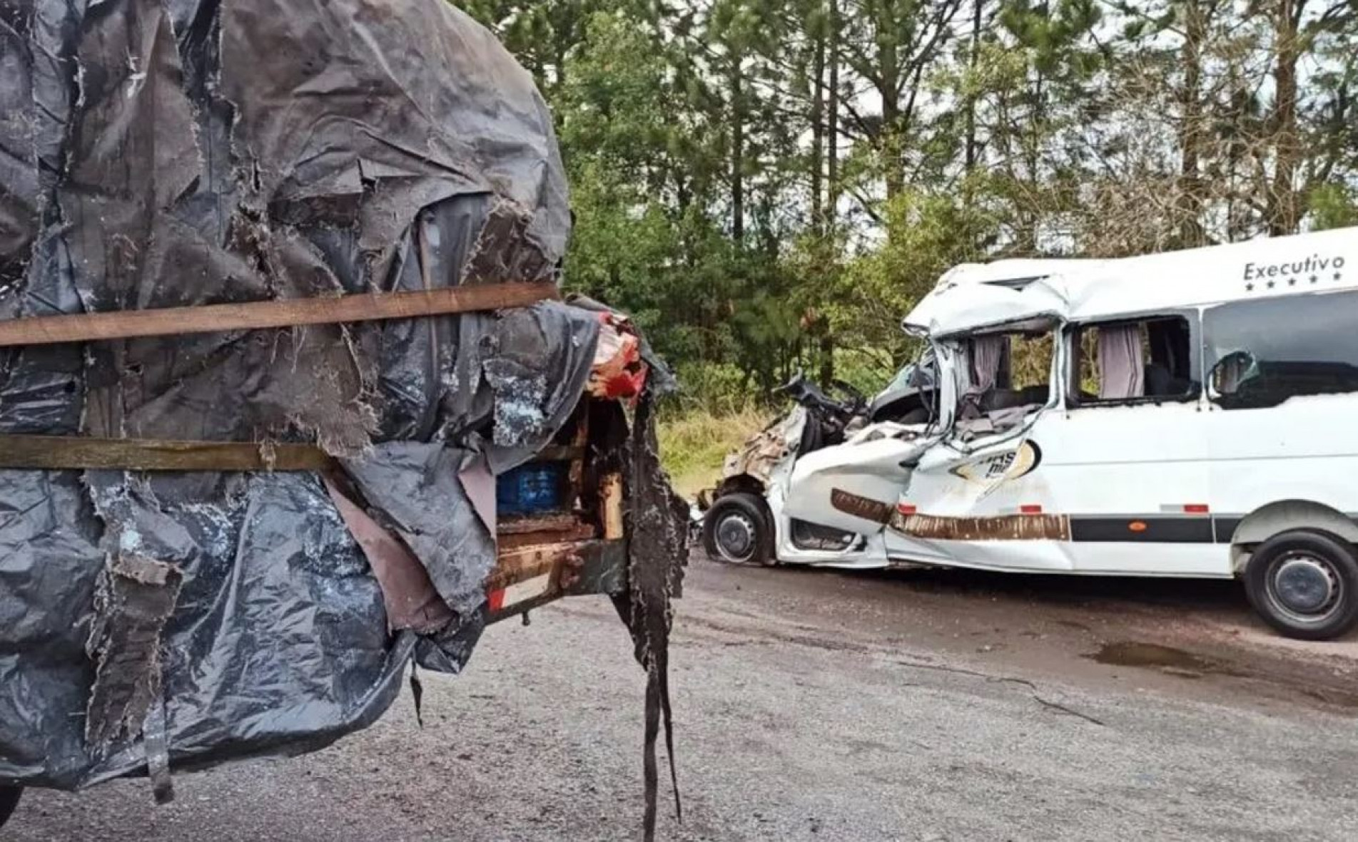 A van chocou-se com a traseira do caminhão na BR-376