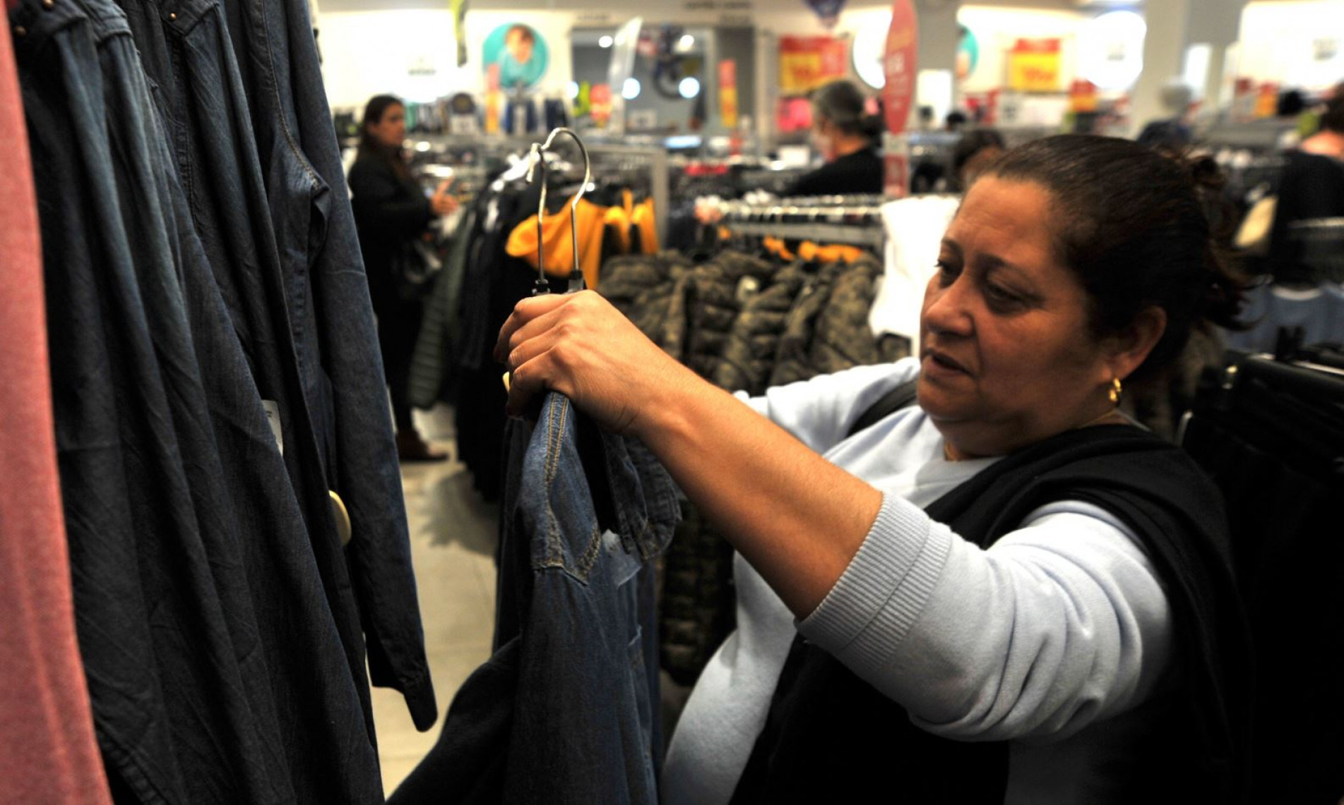 Consumidora já aproveitou para procurar pelo presente nas lojas do Centro