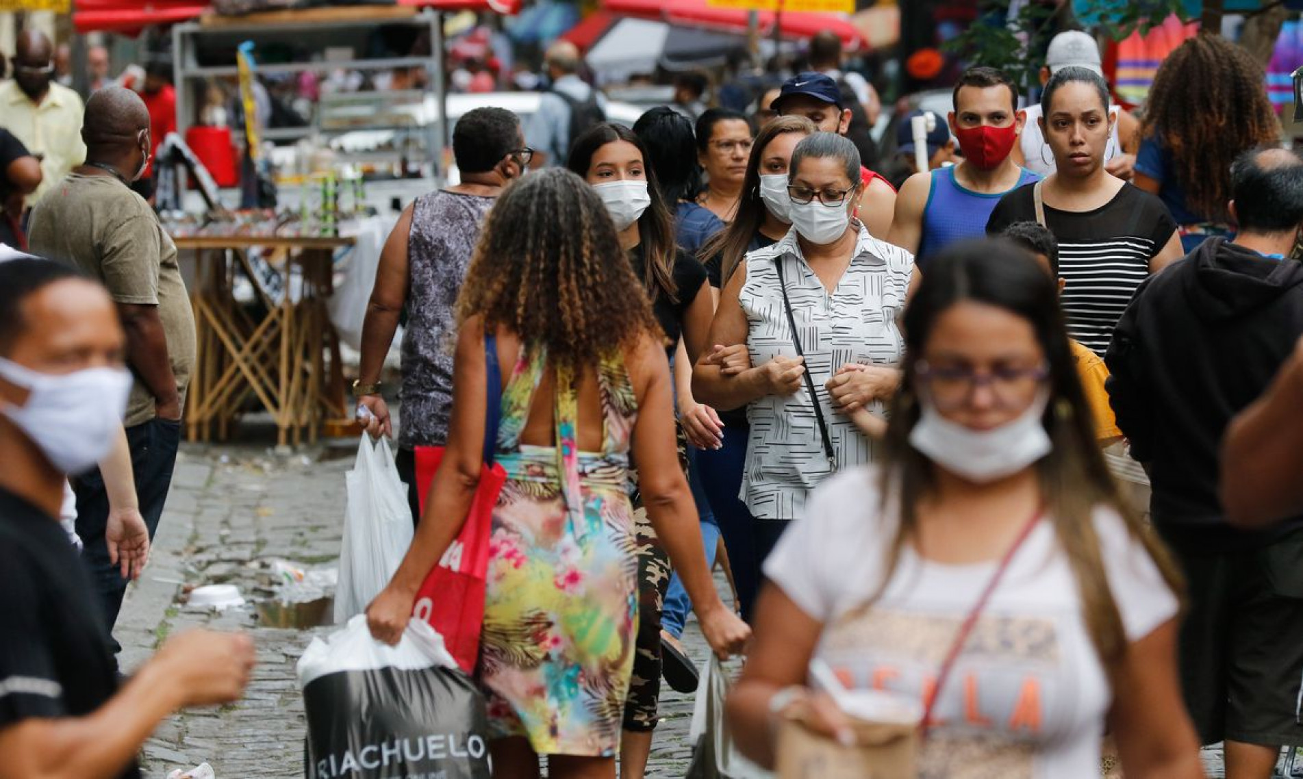 Movimentação de pessoas no centro da cidade no primeiro dia de flexibilização do uso de máscaras ao ar livre no Estado do Rio de Janeiro.