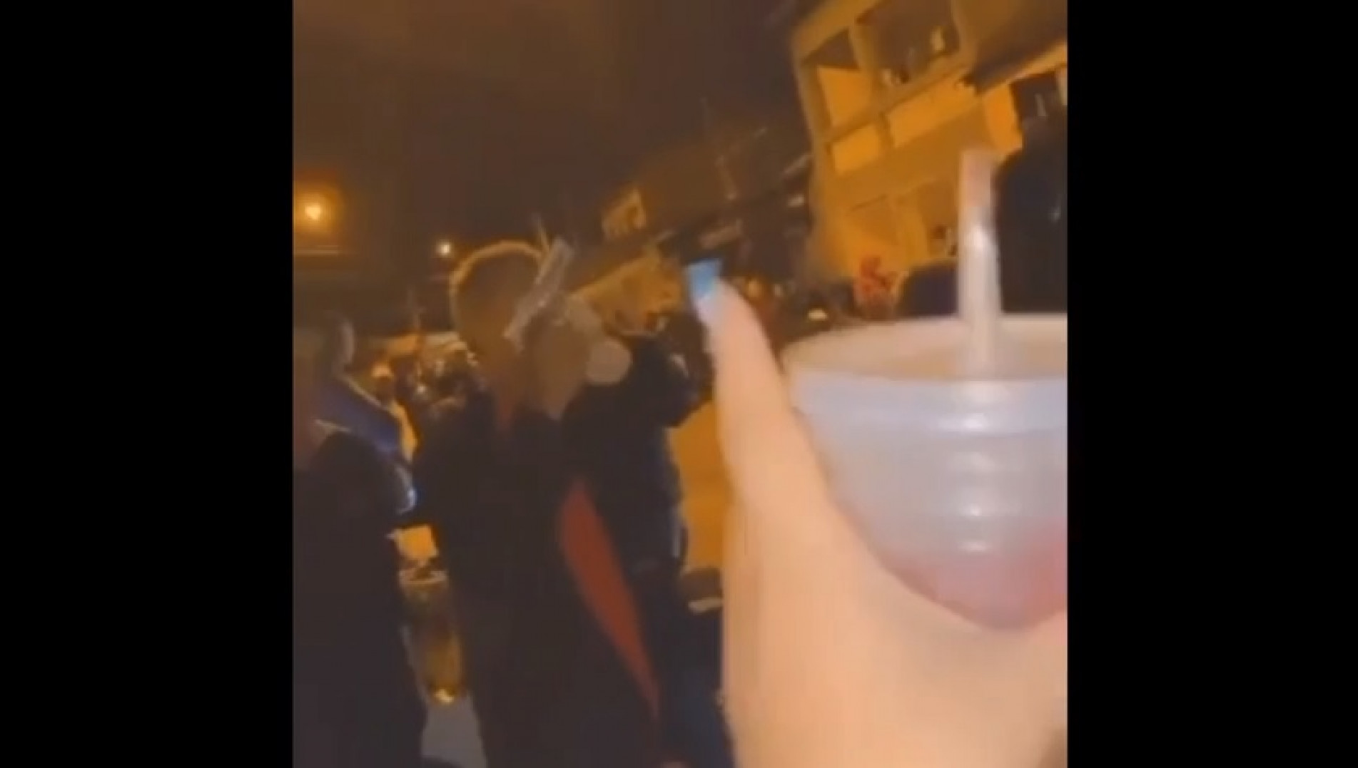 No vídeo é possível ver um homem com uma arma na mão