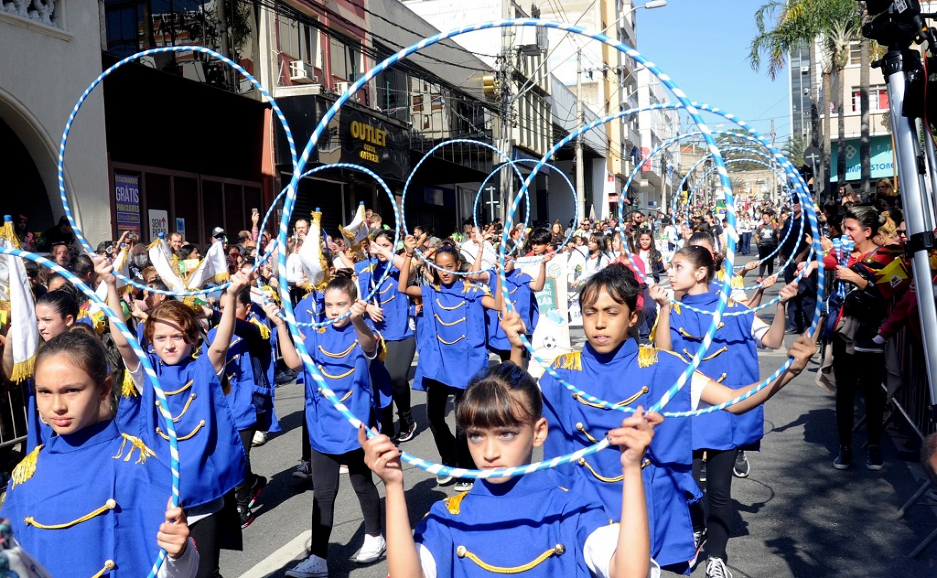 Estudantes desfilaram orgulhosos pelas ruas centrais da cidade