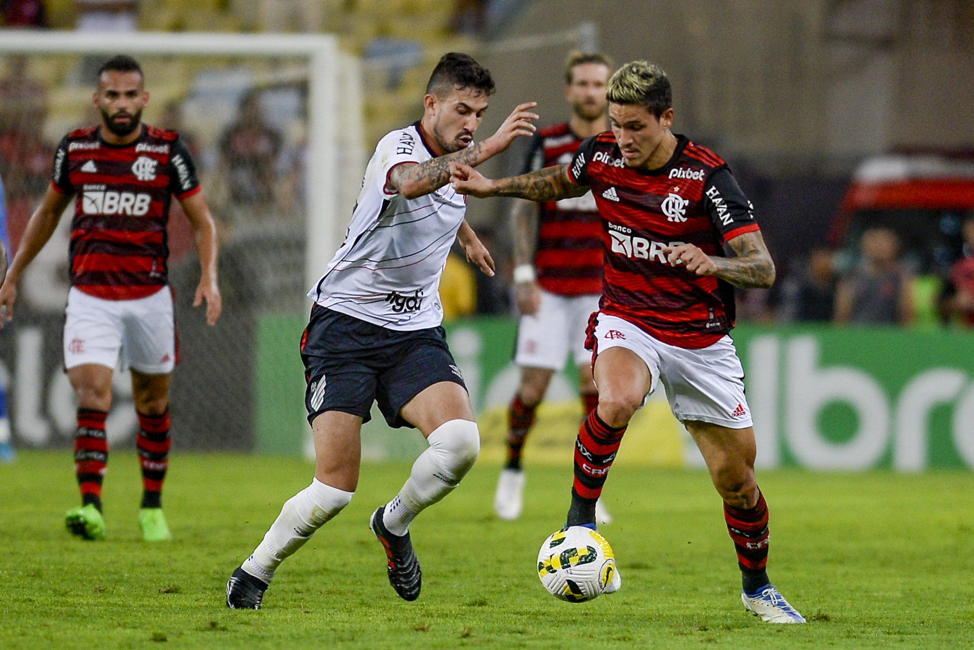Disputa entre Athletico-PR e Flamengo está aberta