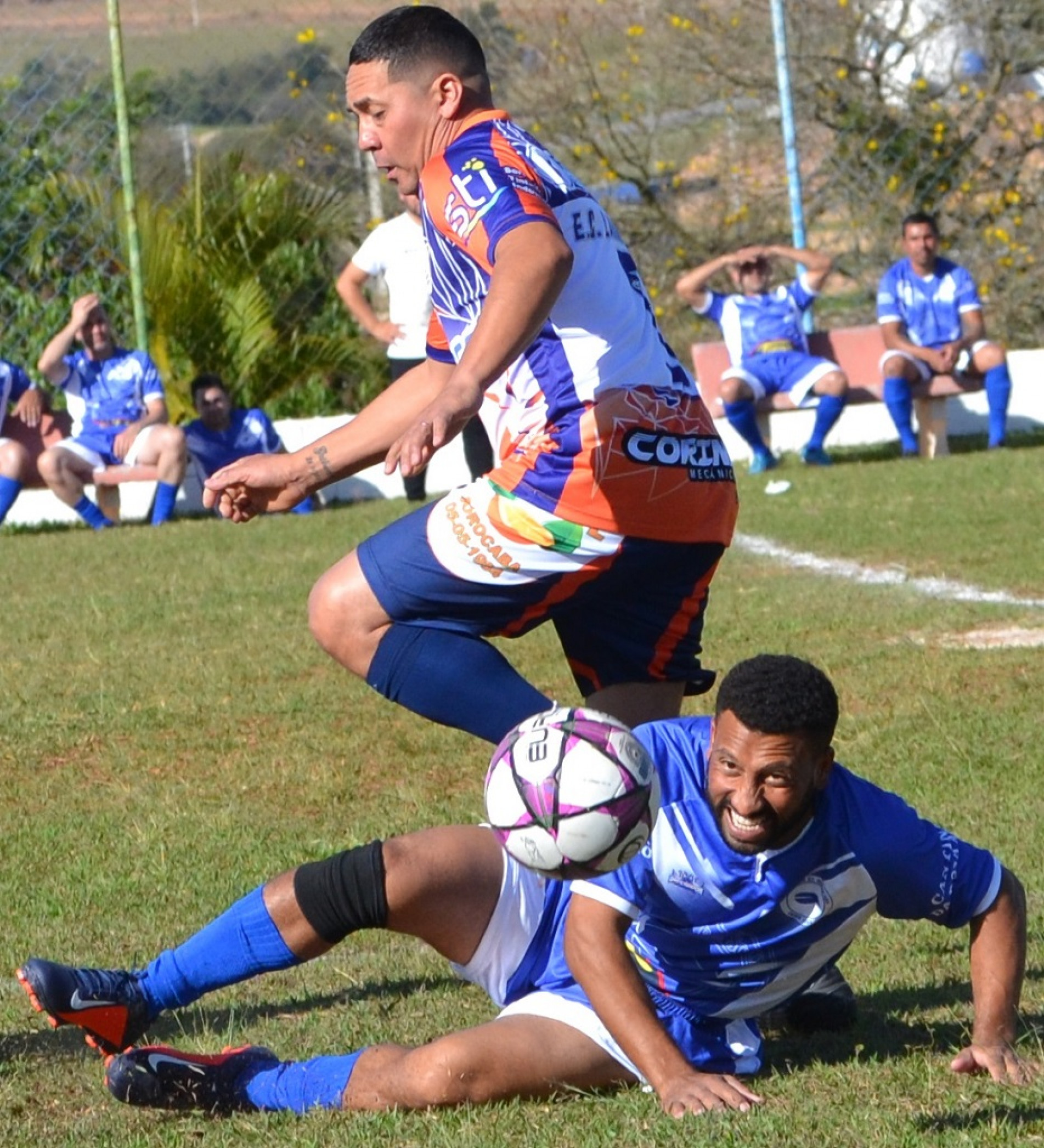 Claudinho, do Laranjeiras, disputa bola com Buiú (Consor)