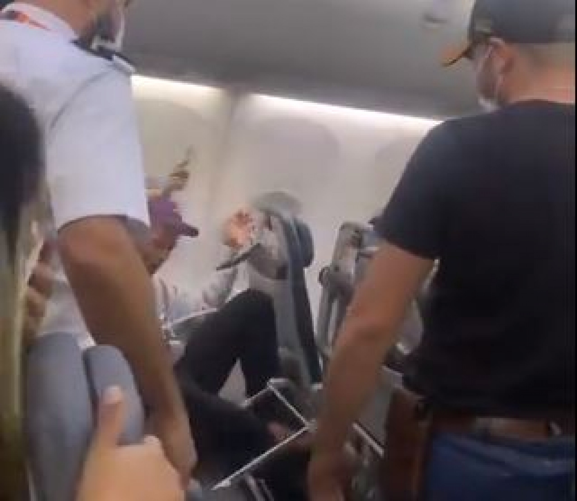 Vídeo mostra homem chutando a poltrona da aeronave