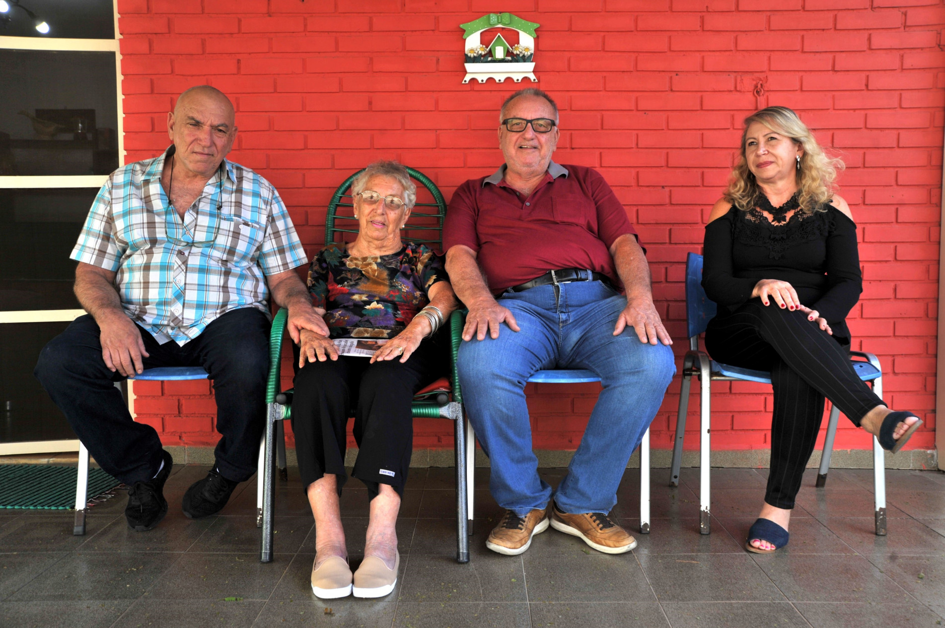 Em seu recanto preferido, Josefina recebeu a reportagem com os filhos Roberto e Renato e a nora Nirvana Ela é assinante do Cruzeiro do Sul há mais de 30 anos 