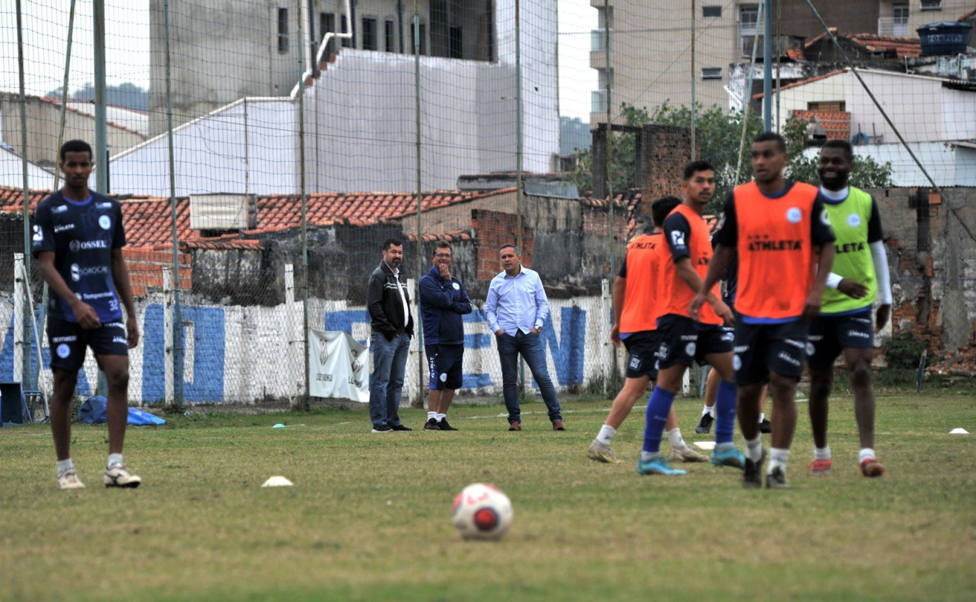 Juliano Amorim (esq.), diretor de futebol, acompanhou treino