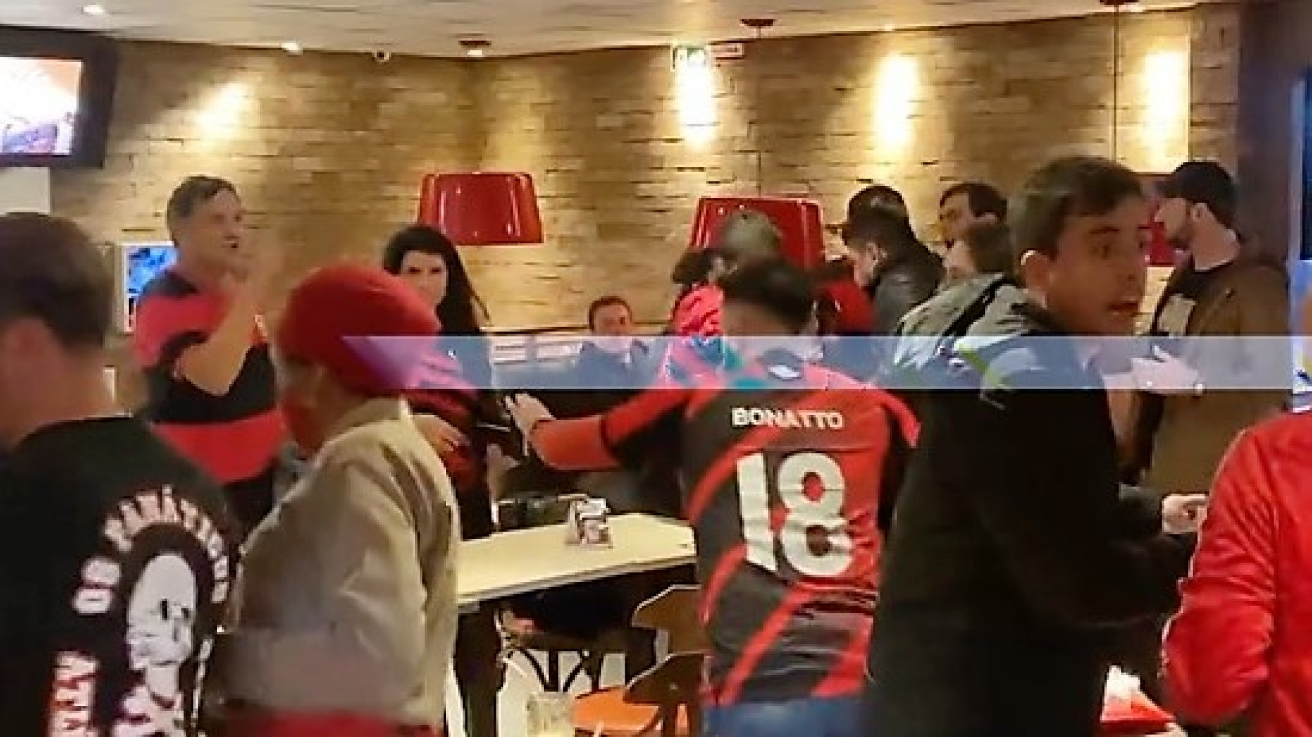 Torcedores do Athletico-PR criam confusão com família flamenguista em restaurante de Curitiba