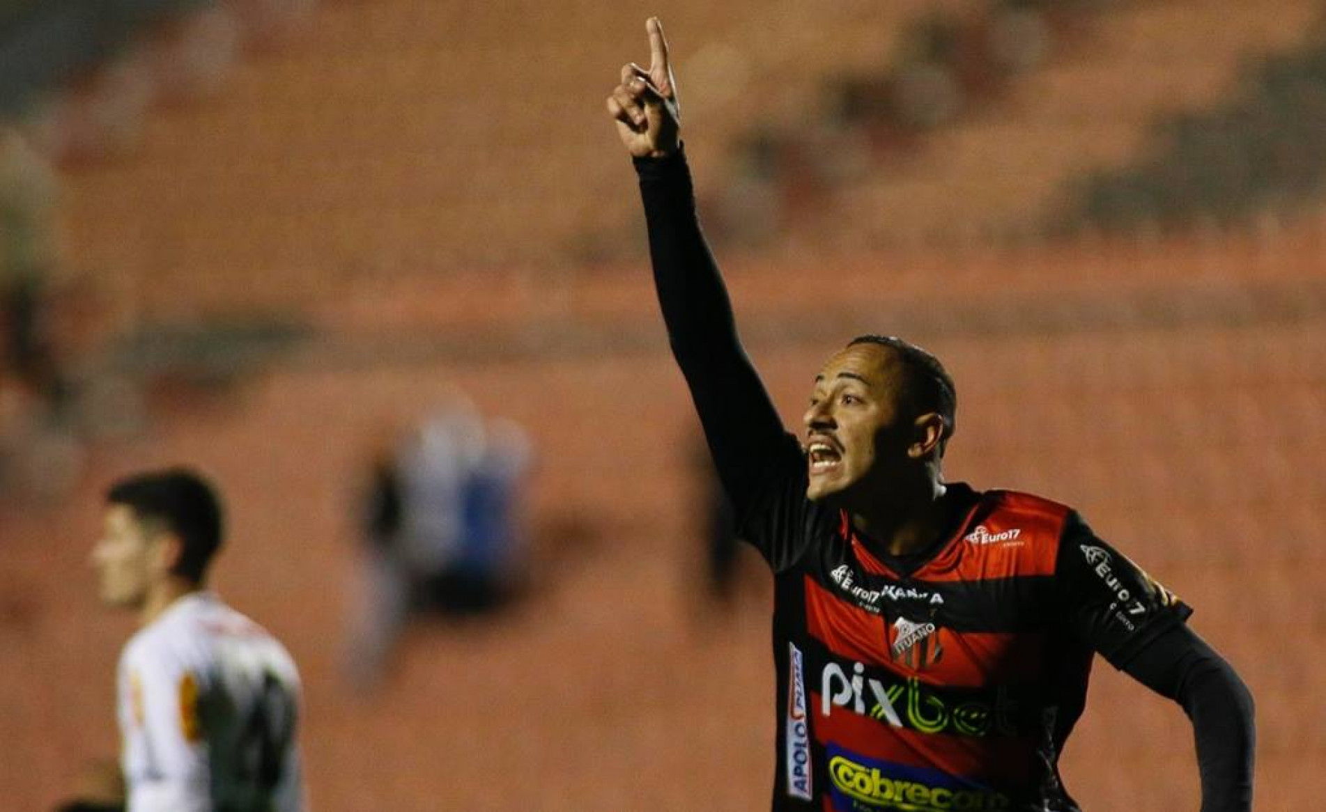 Rafael Elias marcou um golaço no Estádio Novelli Júnior 