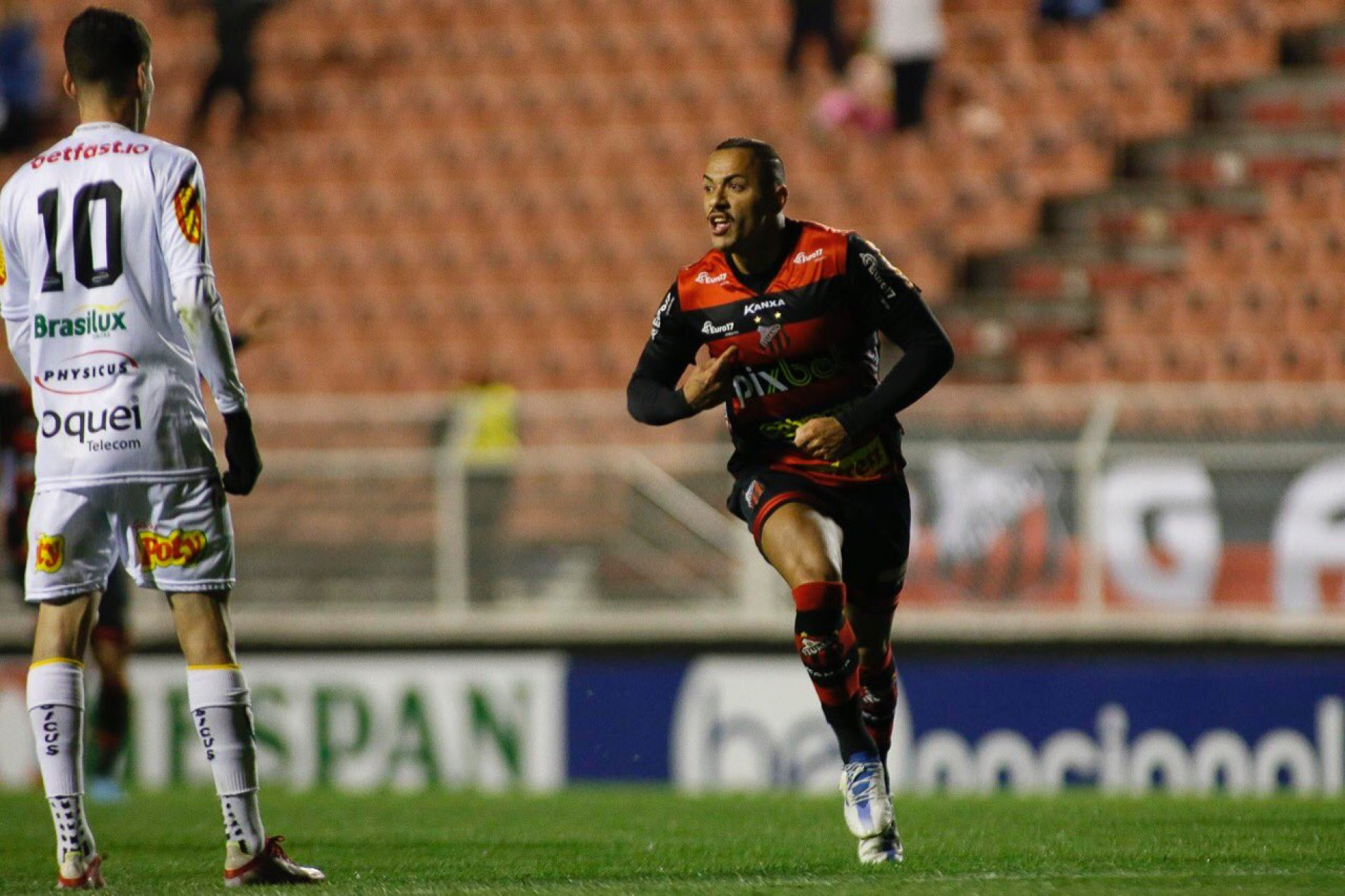 Rafael Elias marcou de falta e chegou a 10 gols no torneio
