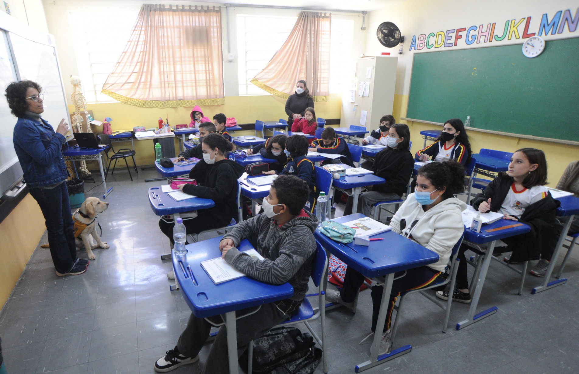 Elaine leva o Benjamim para a escola, que é seu ambiente de trabalho