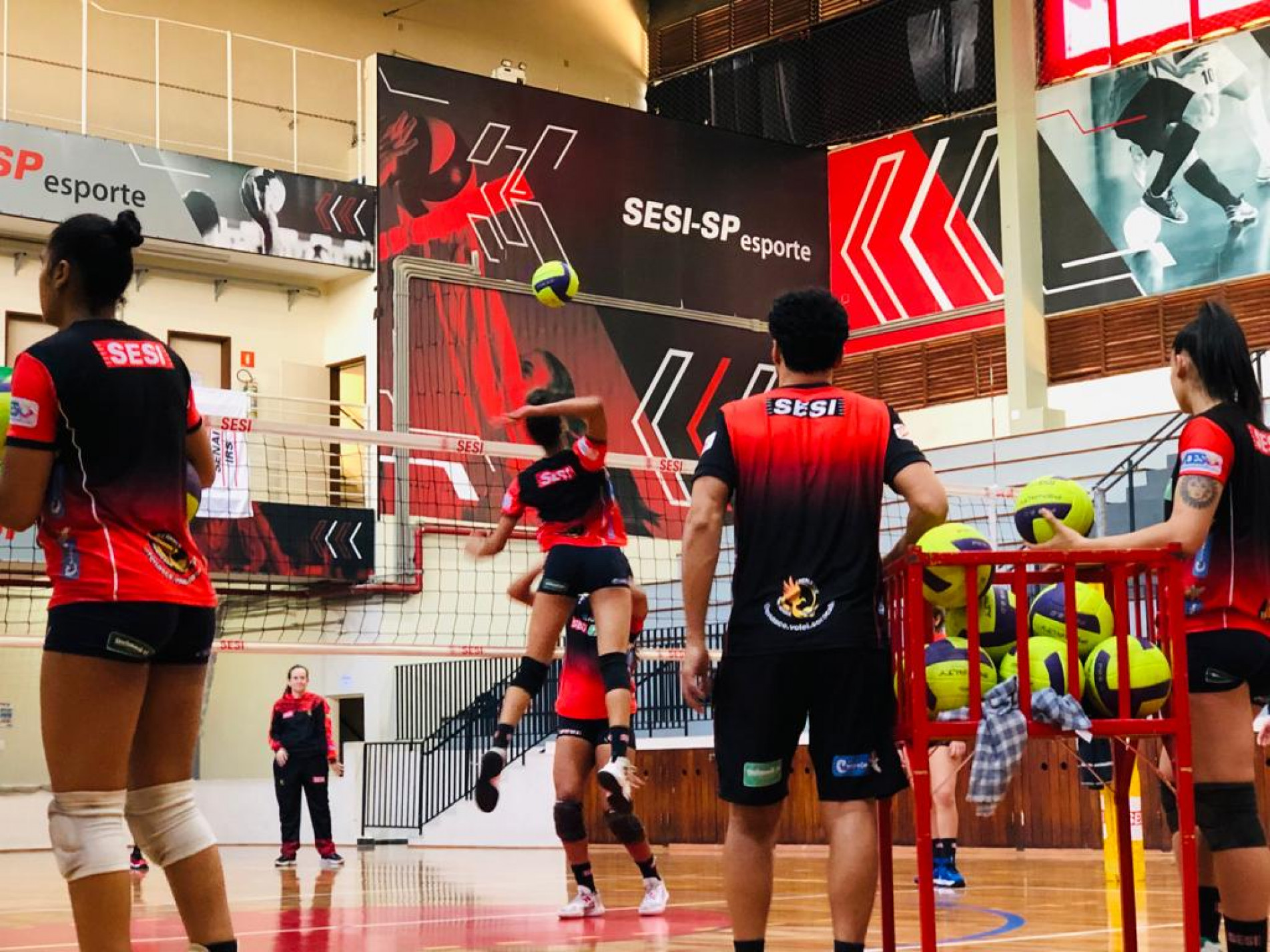 Treino da equipe de vôlei feminino realizado no ginásio do Sesi Mangal