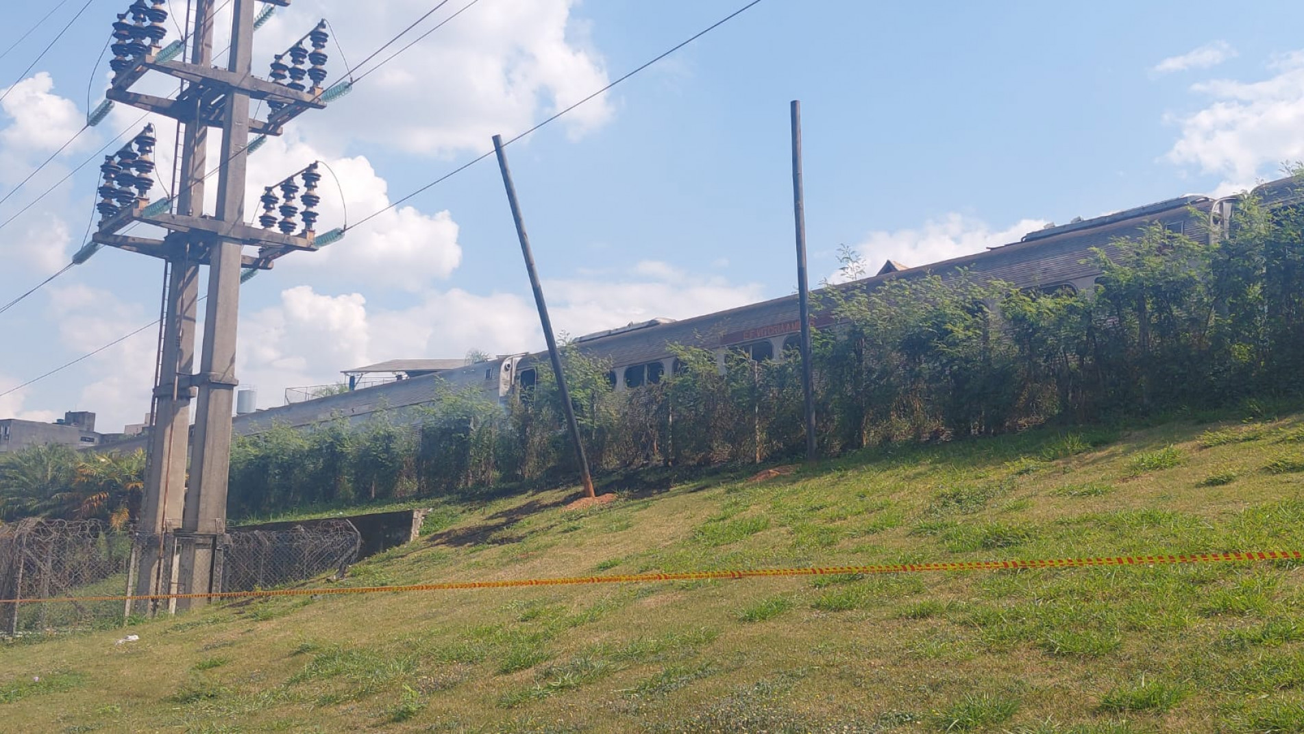 Choque elétrico deixa duas pessoas feridas em acidente na avenida Dom Aguirre, em Sorocaba