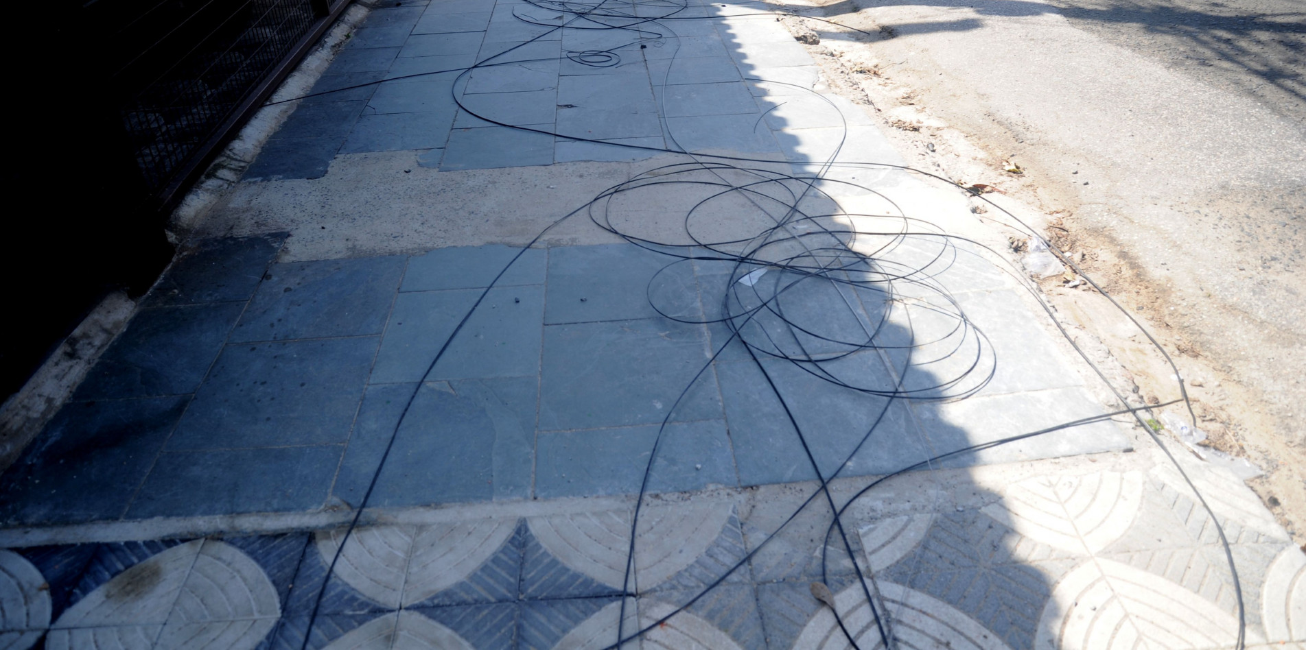 Fiação abandonada na avenida Gonçalves Magalhães