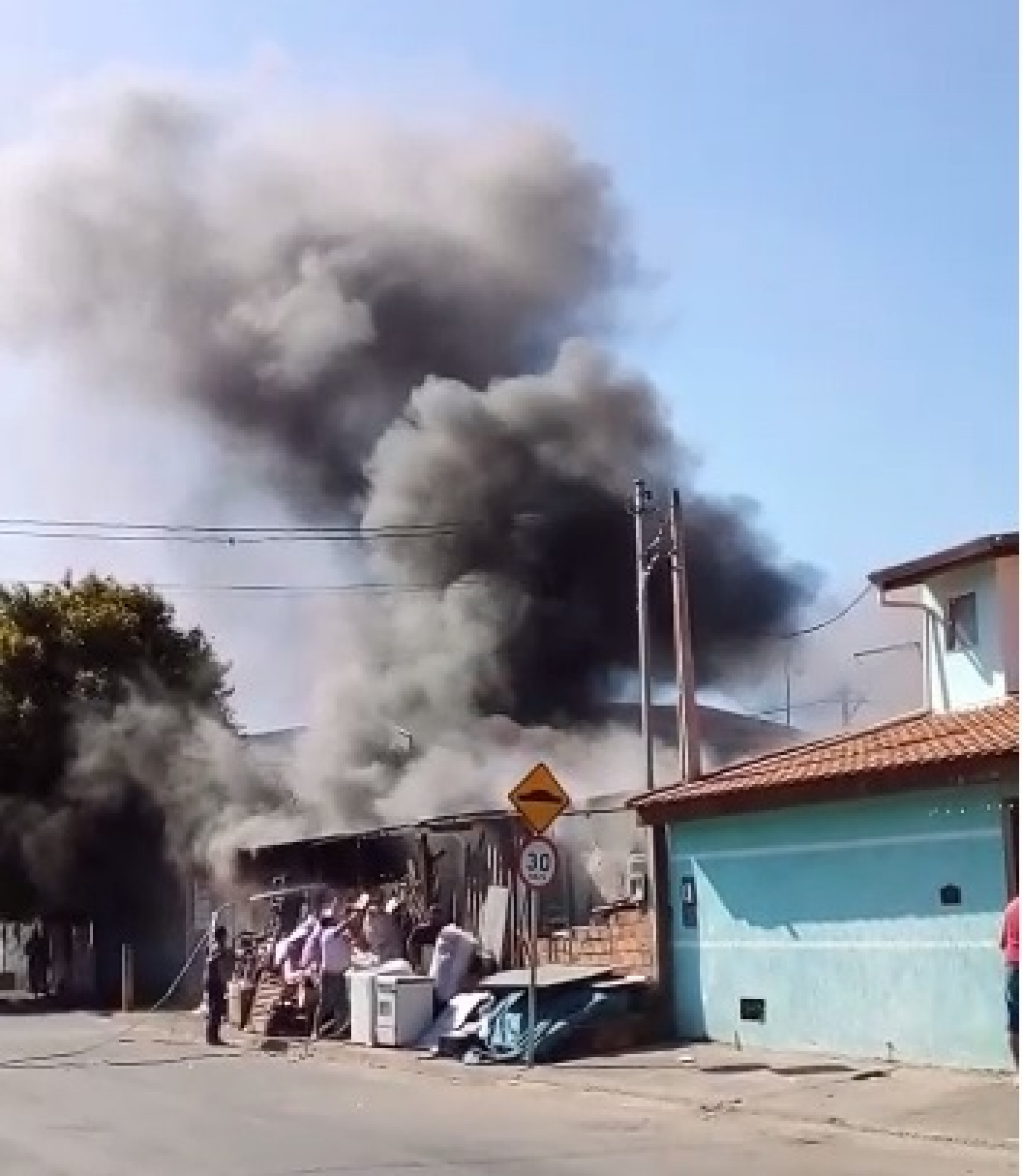 Casa pega fogo no Parque São Bento