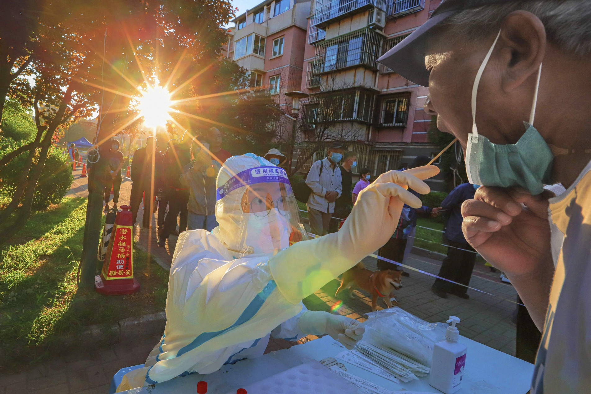  TOPSHOT - This photo taken on August 31, 2022 shows a health worker taking a swab sample from a man to be tested for the Covid-19 coronavirus in China's northern Tianjin. China OUT
 (Photo by CNS / AFP)