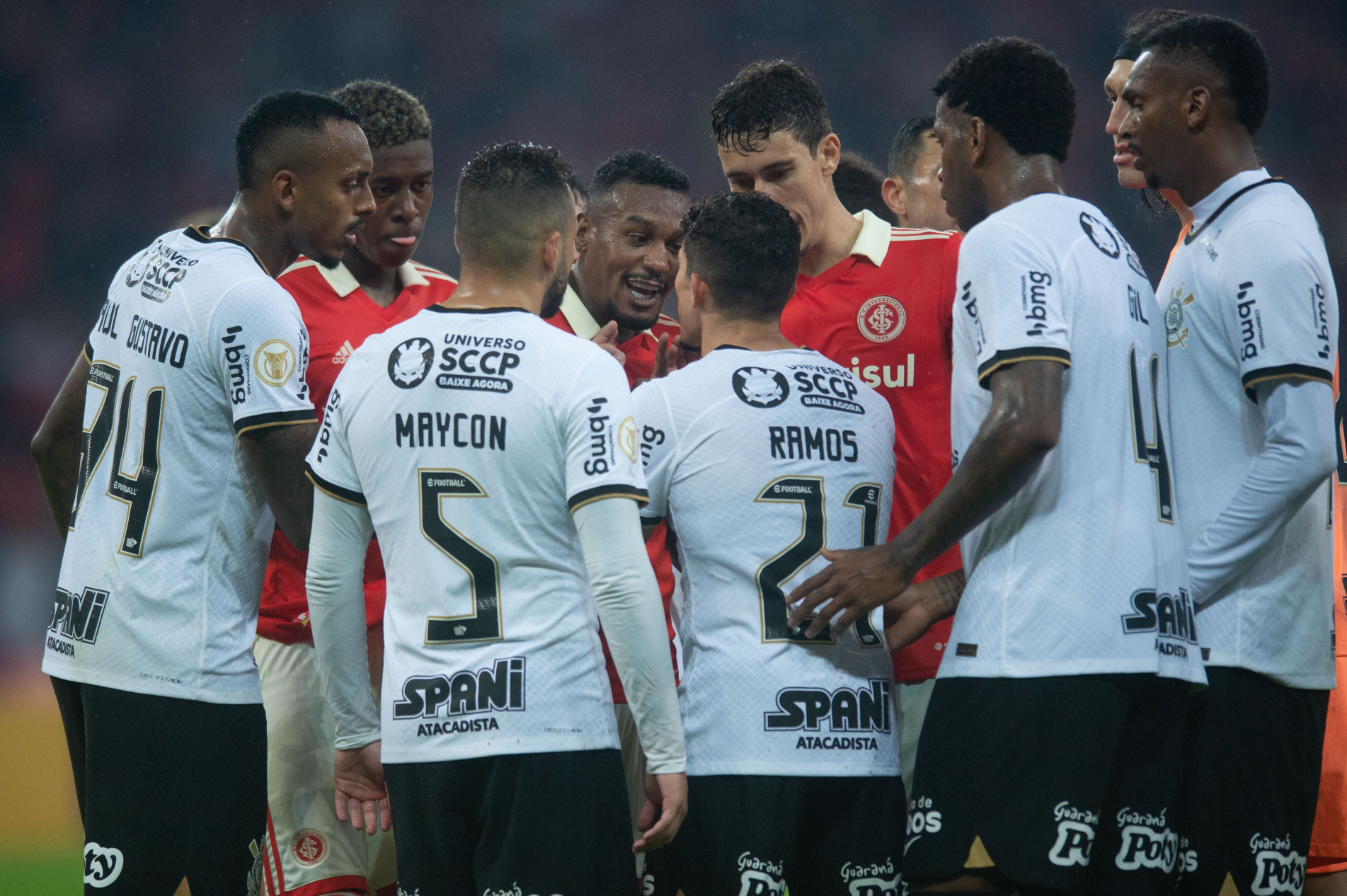 O lateral corintiano foi acusado de racismo pelo colorado