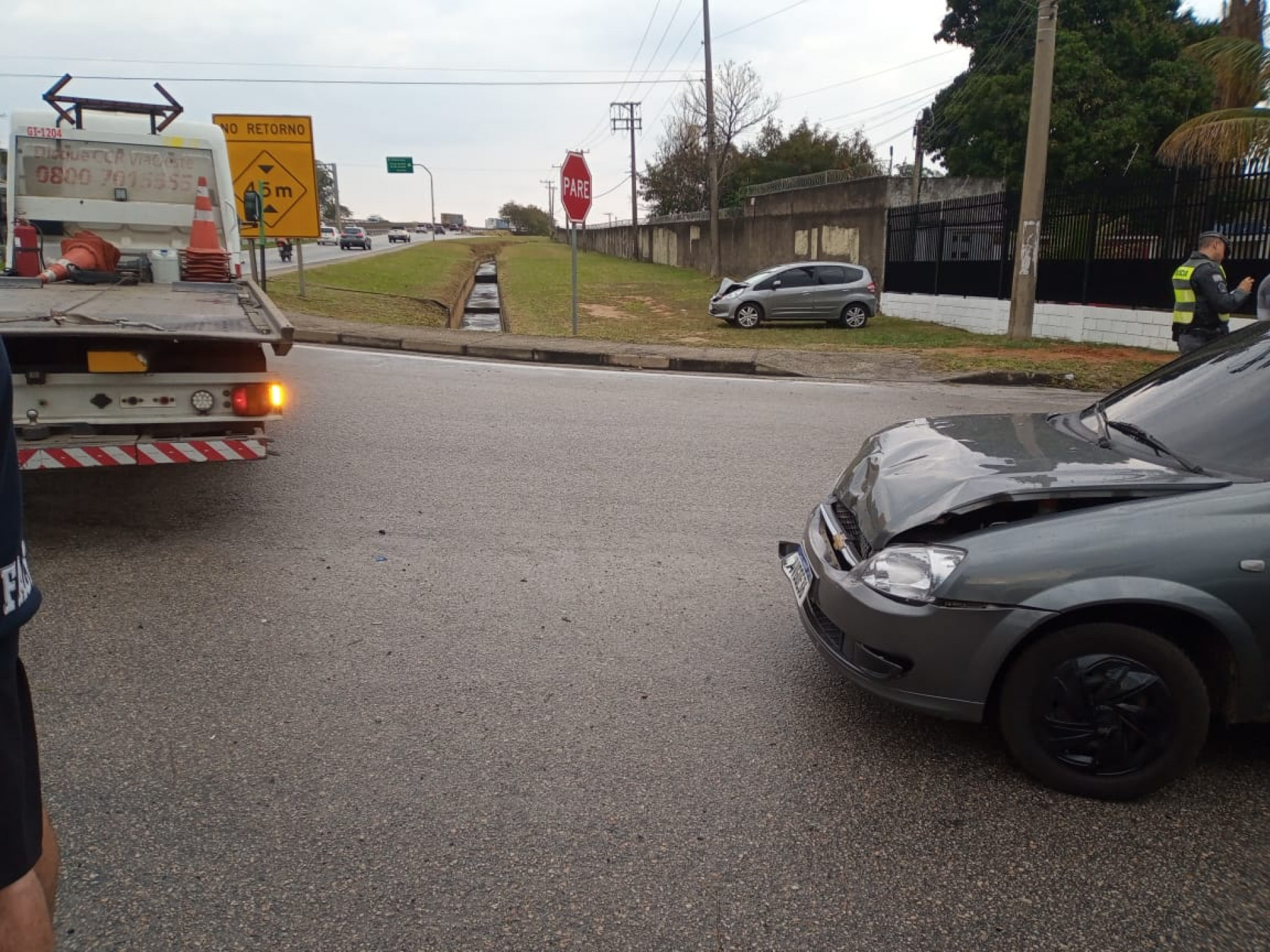 Pelo menos tr&ecirc;s ve&iacute;culos se envolveram na batida