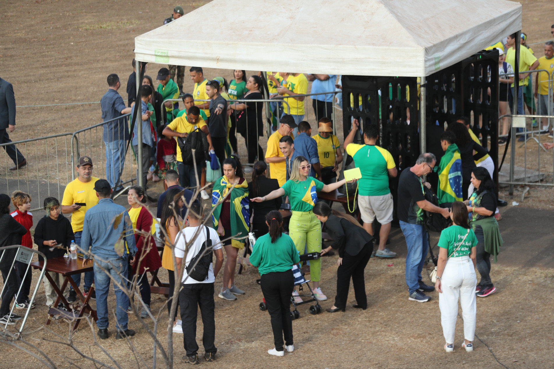 Funcion&aacute;rio do Planalto distribui bandeiras do Brasil a bolsonaristas em desfile