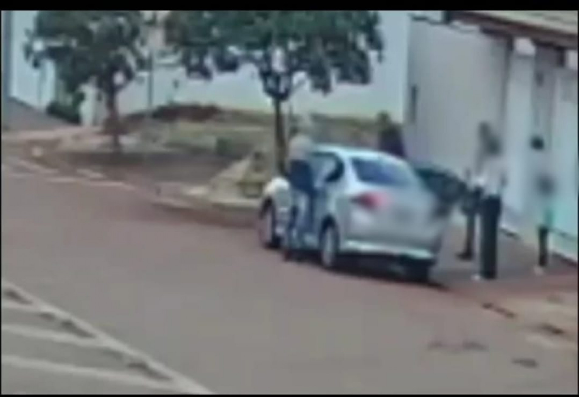 Câmeras de segurança registraram a ação dos criminosos