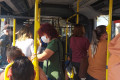 Dentro dos &ocirc;nibus coletivos maioria dos passageiros permaneceram com as m&aacute;scaras - Thais Marcolino
