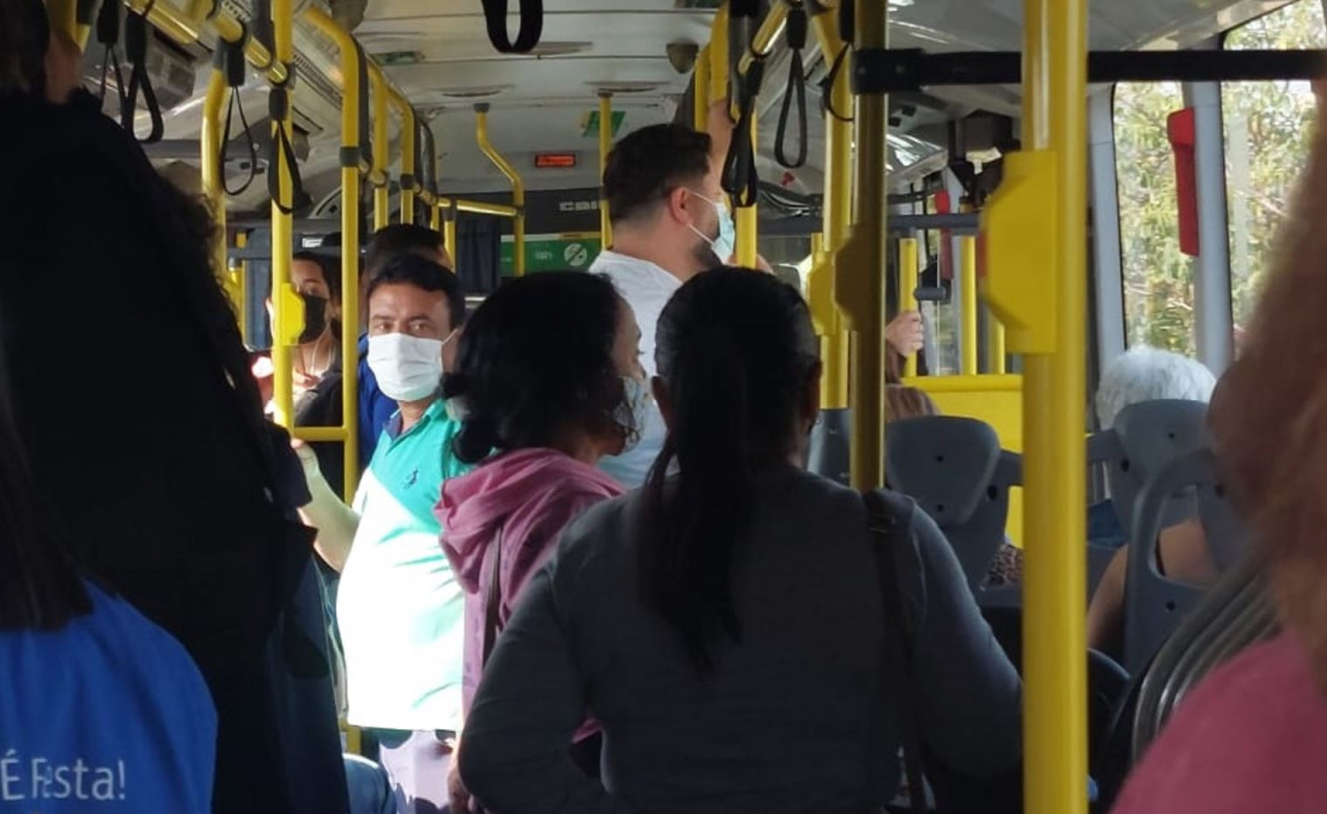 Ainda cautelosos, alguns passageiros optaram por manter a proteção