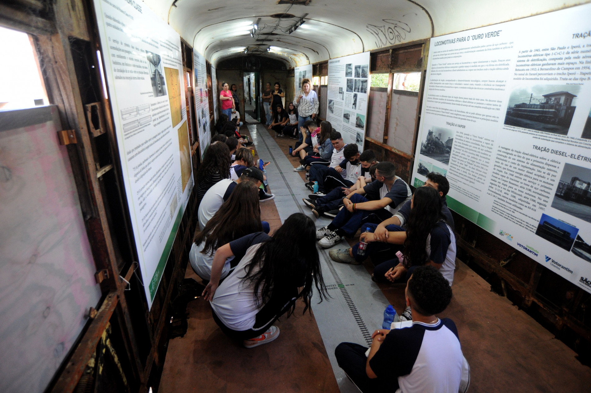 Alunos visitam a mostra que foi montada dentro dos vagões do trem Ouro Verde
