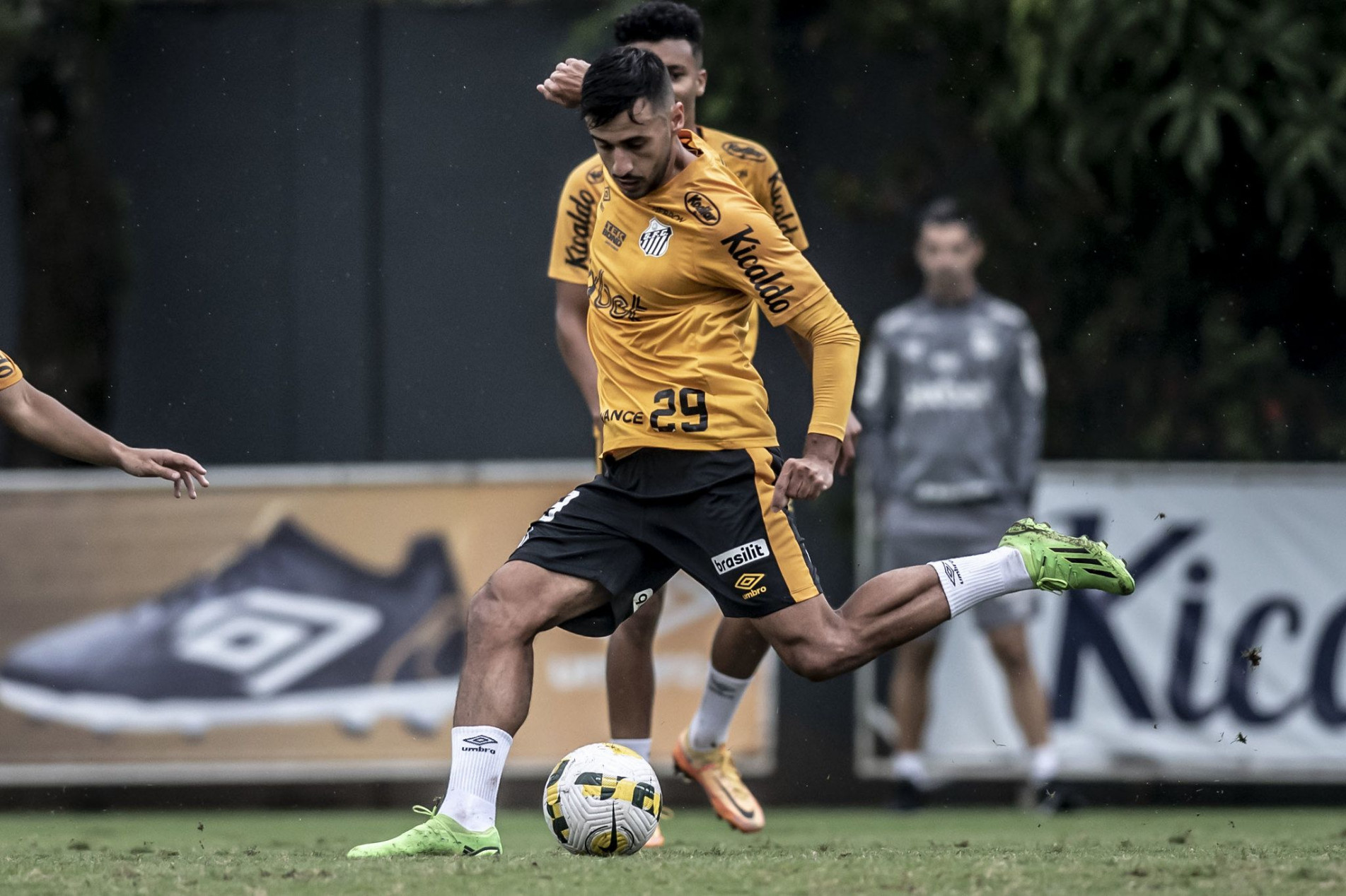 Camacho fica com a vaga deixada pelo lesionado Fernández