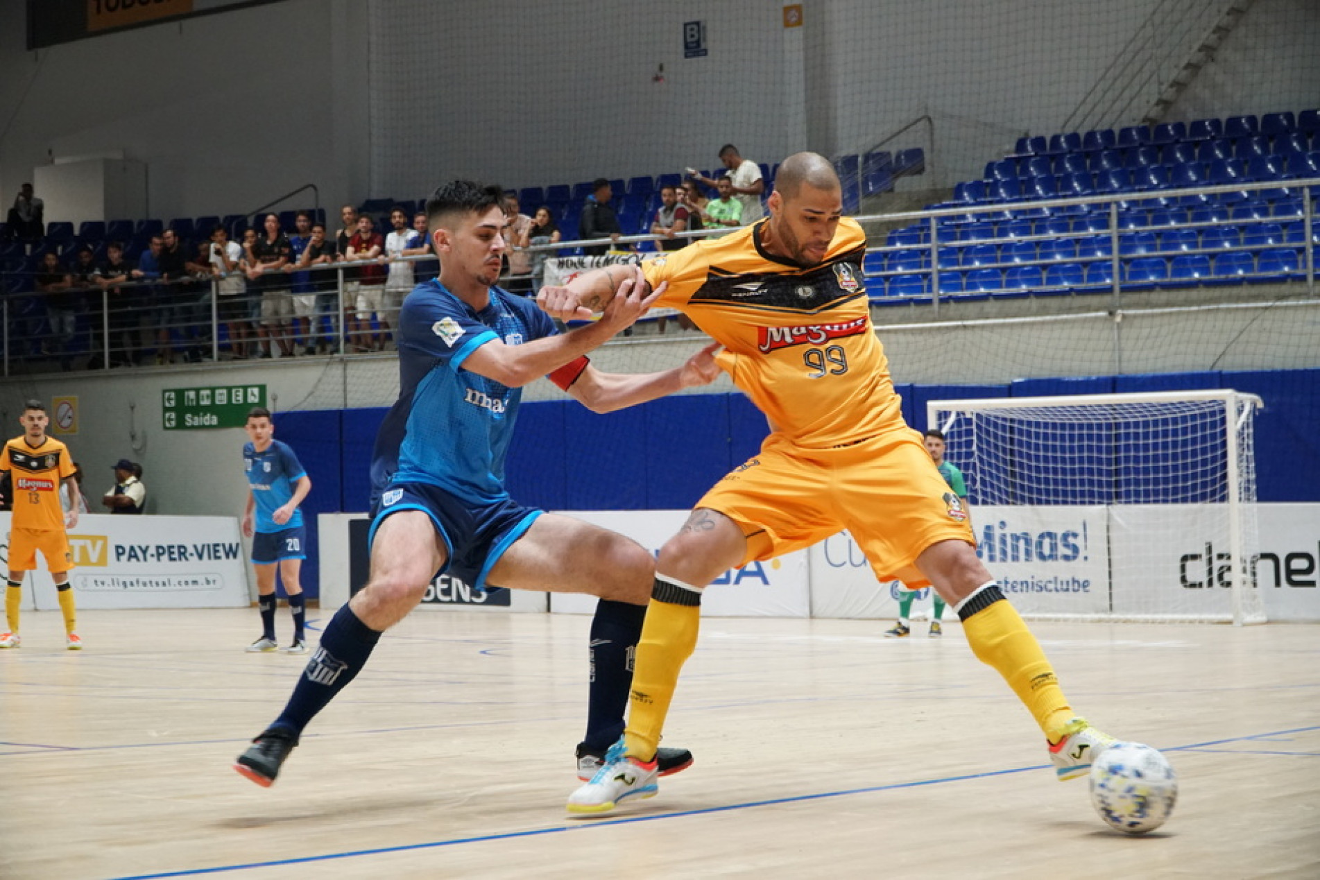 A partida marcou a estreia do pivô Elisandro no Magnus