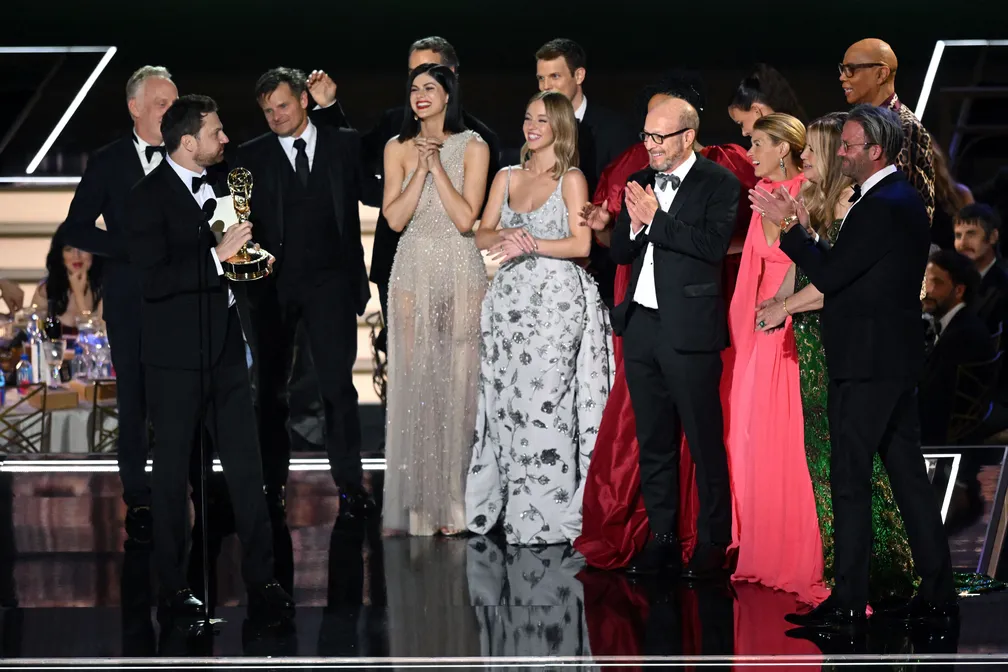Equipe e elenco de 'The White Lotus' recebem prêmio de melhor série limitada, antologia ou filme para a TV no Emmy 2022 - Patrick T. Fallon/AFP