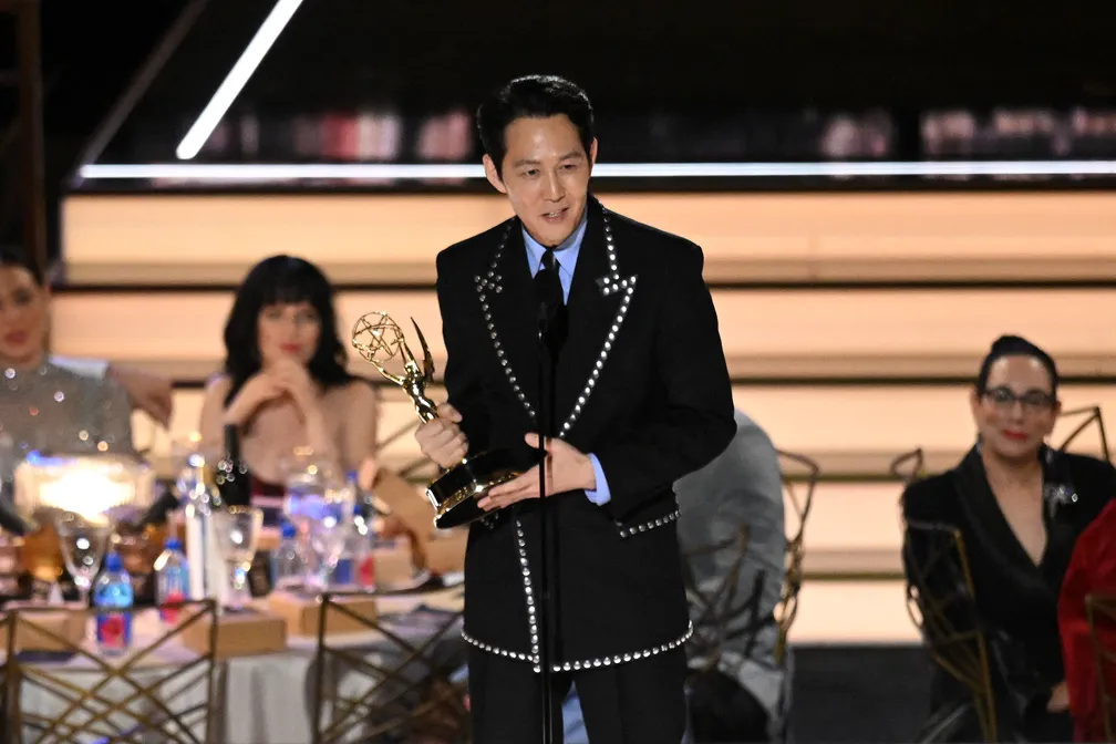 Lee Jung-jae agradece pelo prêmio de melhor ator em série de drama por 'Round 6' no Emmy 2022 - Patrick T. Fallon/AFP