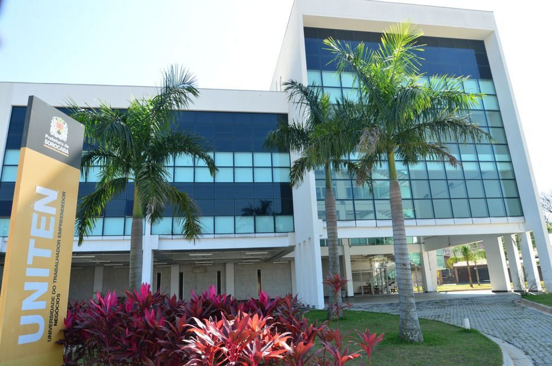 Fachada do prédio da Universidade do Trabalhador, na Vila Barão