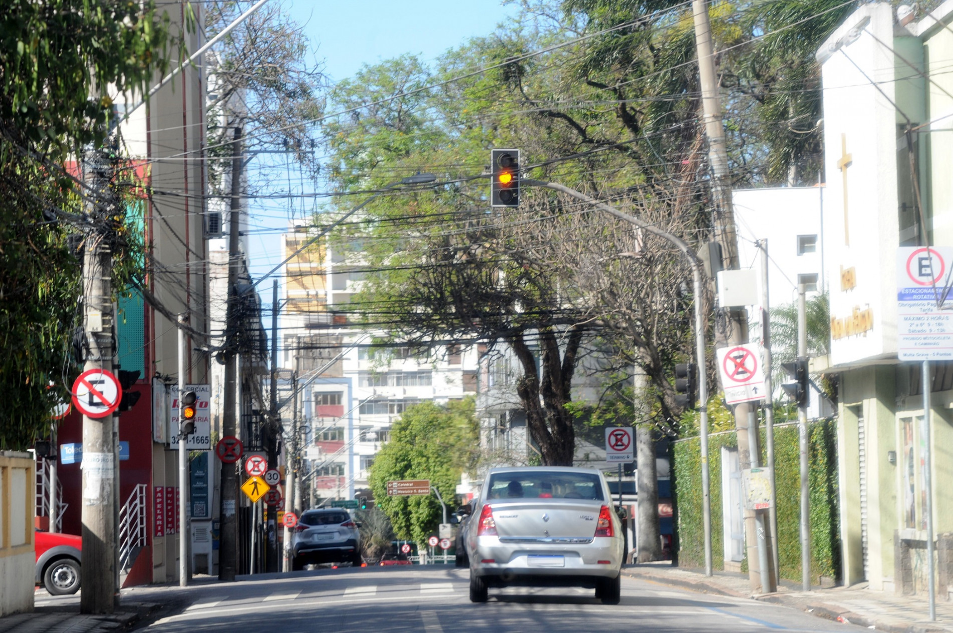 O normal é a luz amarela se tornar intermitente apenas durante a madrugada