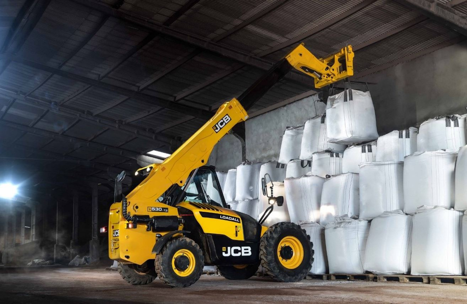 Trator em funcionamento: um dos itens mais exportados por Sorocaba, também ajuda a embarcar cargas