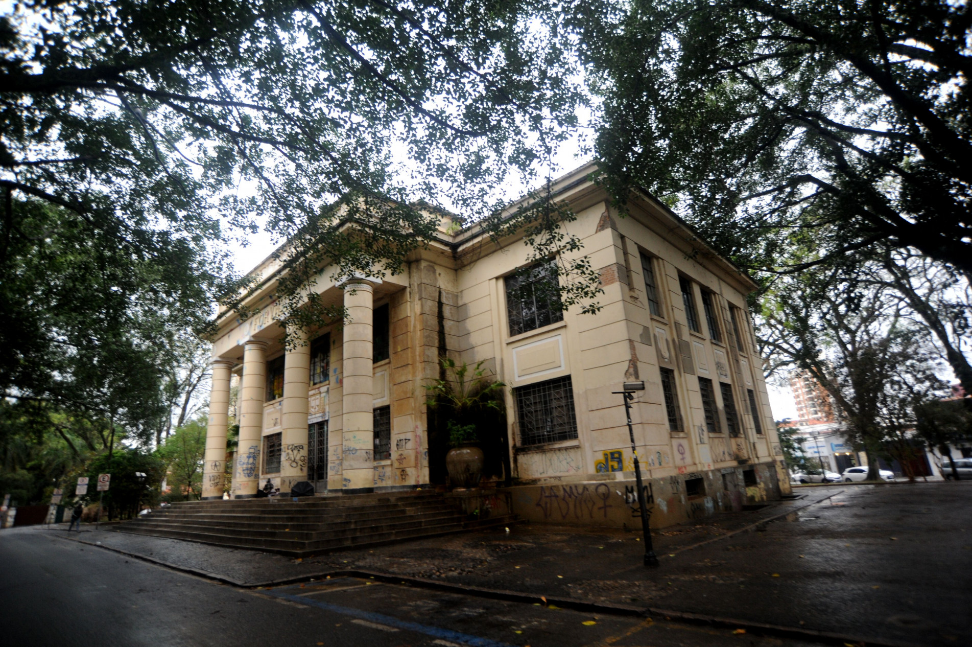 Prefeitura informou que está viabilizando, junto à iniciativa privada, obras de reforma para sanar problemas estruturais