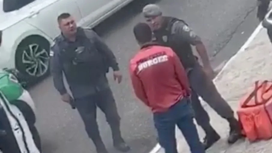 policiais militares abordando um motoboy em Manaus: CNH rasgada