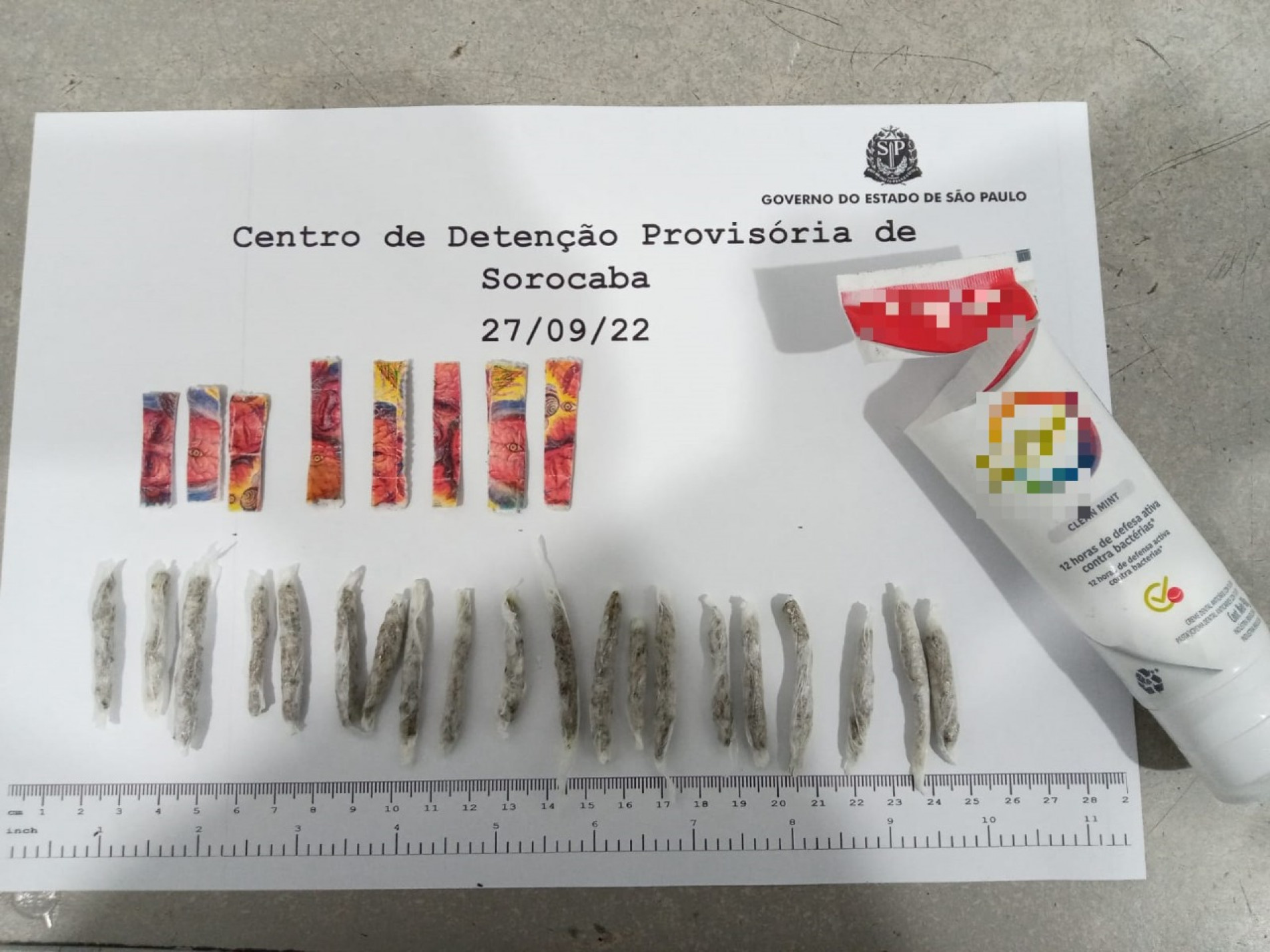 Policiais encontraram 20 pacotes de maconha e 37 micropontos de droga sintética dentro da embalagem de creme dental 