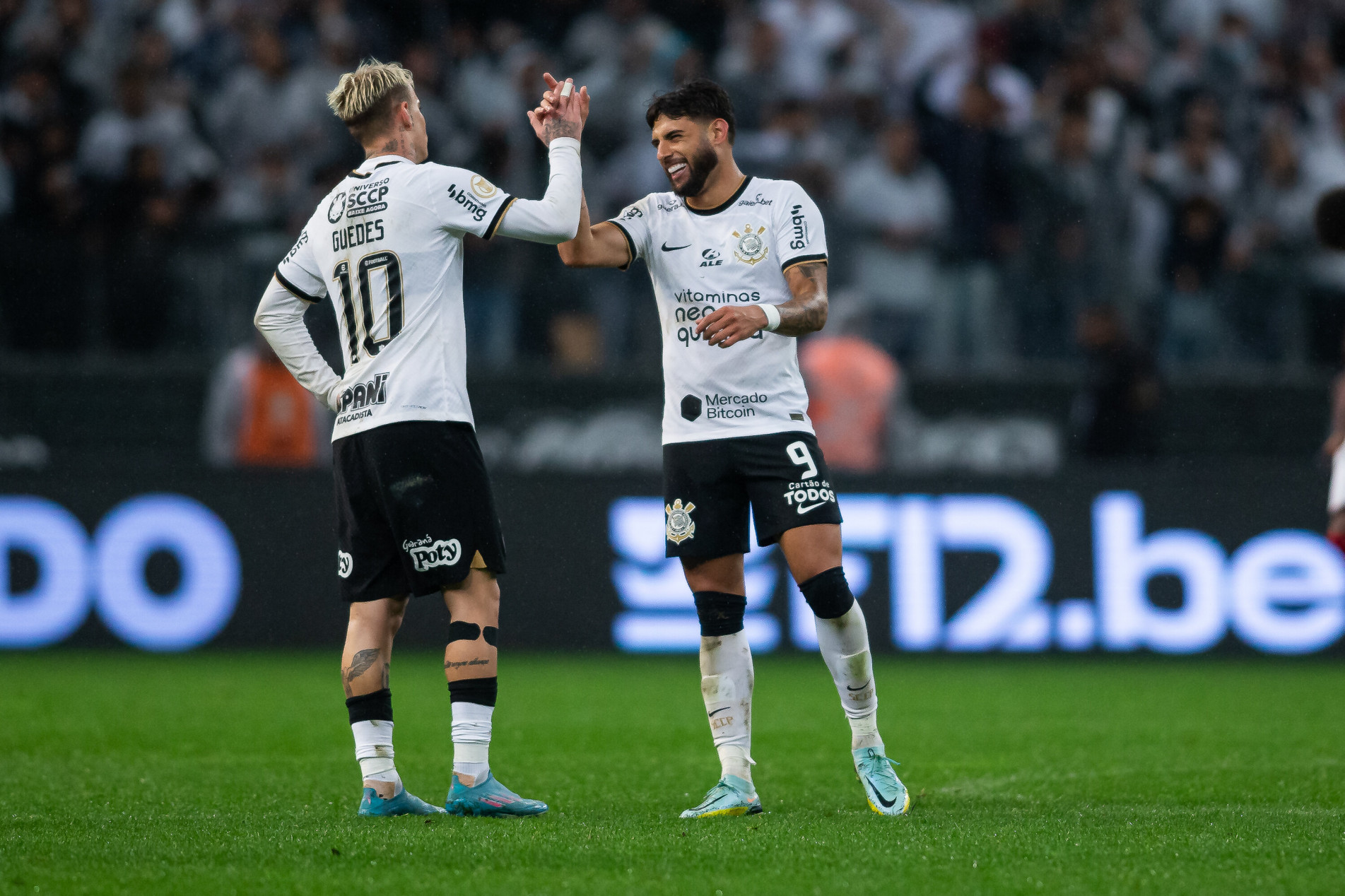 Atacante (dir.) é algoz do Dragão: quatro gols em dois jogos