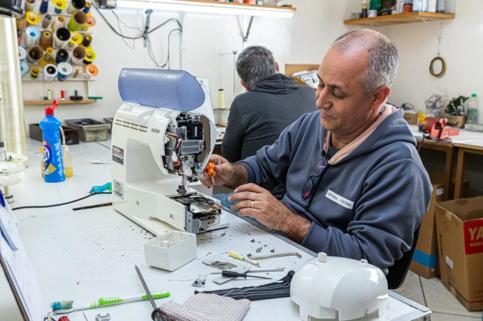 Empresa de costura que atua h&aacute; 30 anos na &aacute;rea cresceu na pandemia e fez novas contrata&ccedil;&otilde;es de funcion&aacute;rios