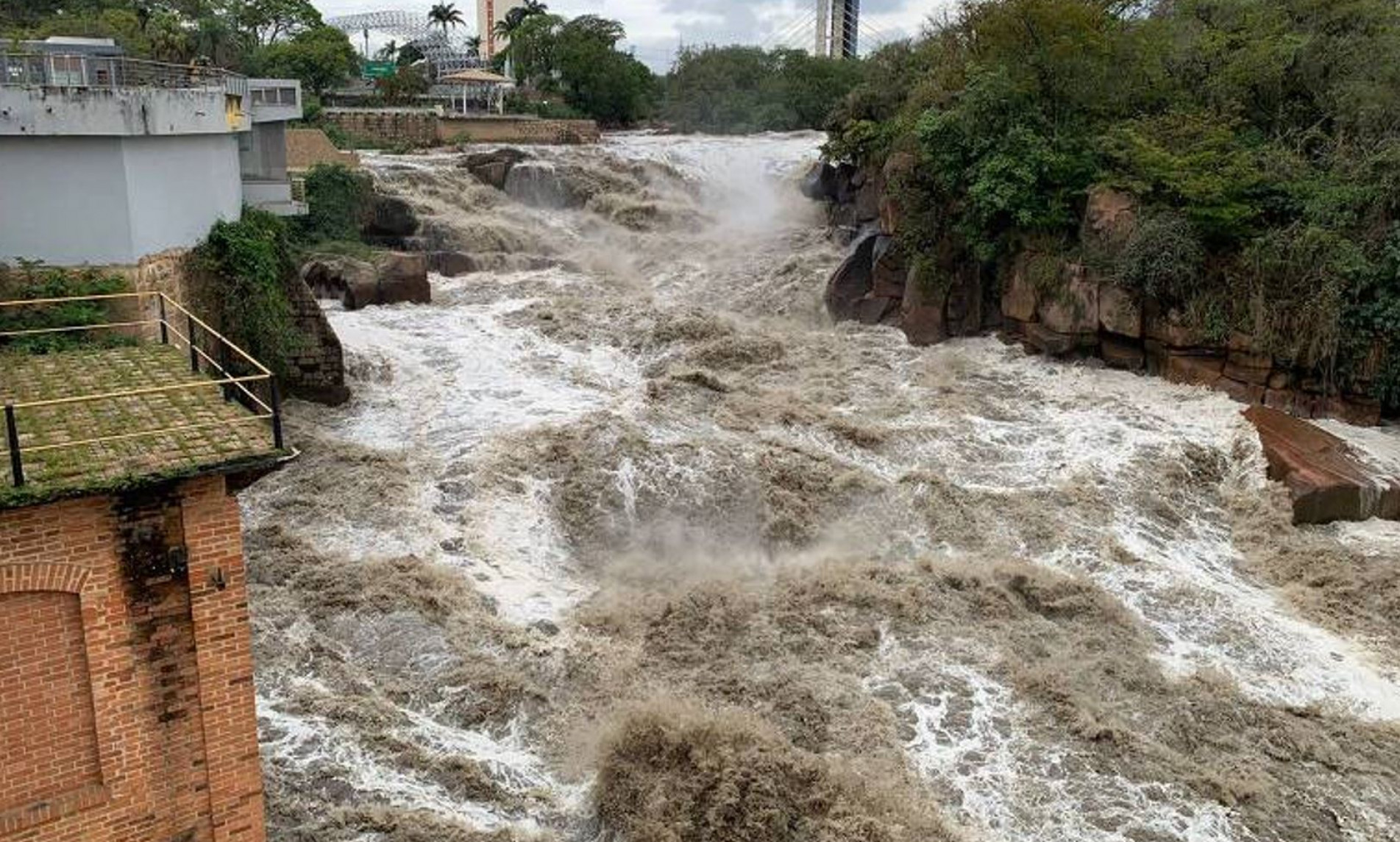 Ambientalista diz que lama &eacute; t&oacute;xica e pode afetar a fauna e a pr&oacute;pria popula&ccedil;&atilde;o
