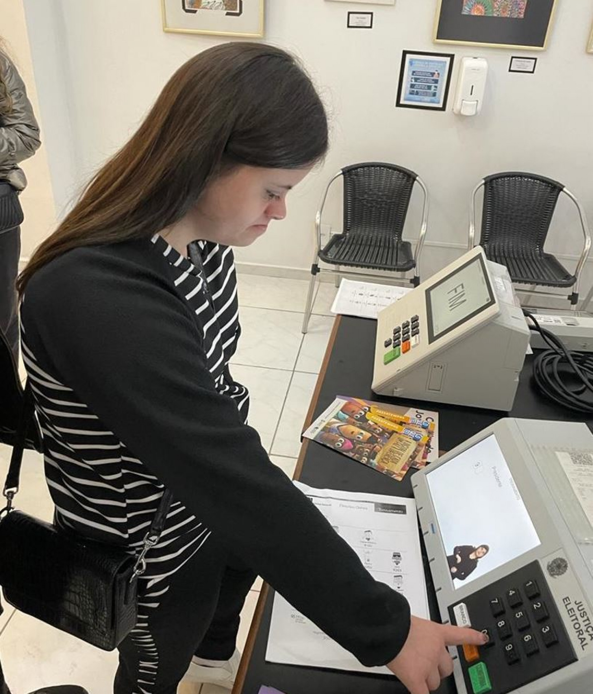 Esse é a primeira vez que Bianca vai votar; ela participou da demonstração da urna para se preparar