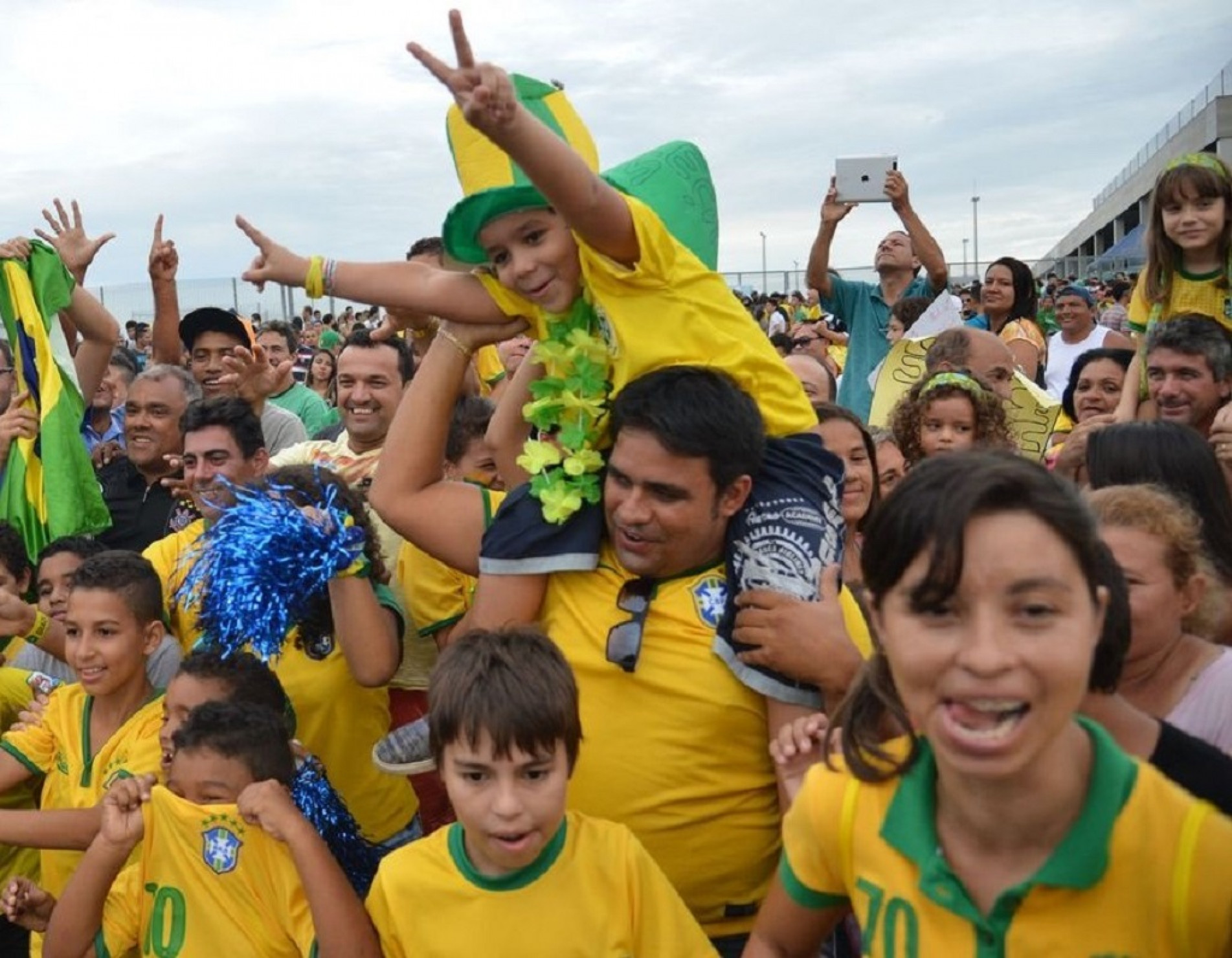Ministro Alexandre de Moraes disse que "proibição" é fake news. "Eleitor pode votar com a camisa que quiser", garante o presidente do TSE
