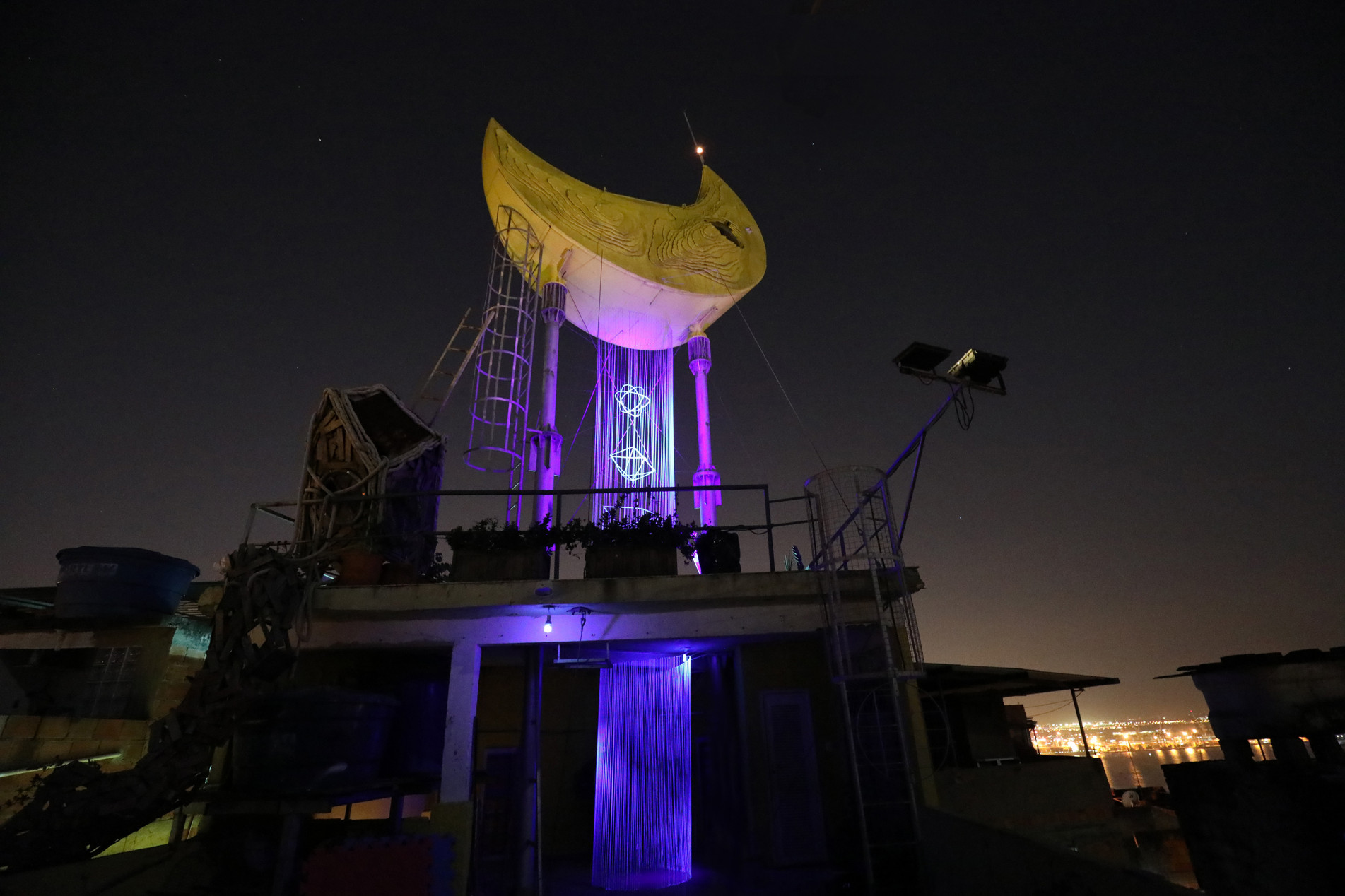 Trabalho da artista apresenta linhas retas e projeções de luz