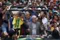 Lula encerrou sua campanha acompanhado de aliados na Avenida Paulista - MIGUEL SCHINCARIOL / AFP