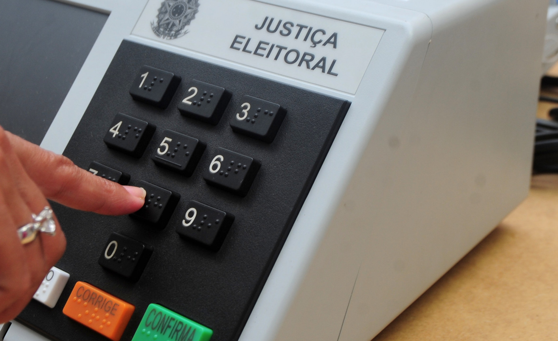 O TSE precisou substituir, at&eacute; agora, 929 urnas em todo o Pa&iacute;s 