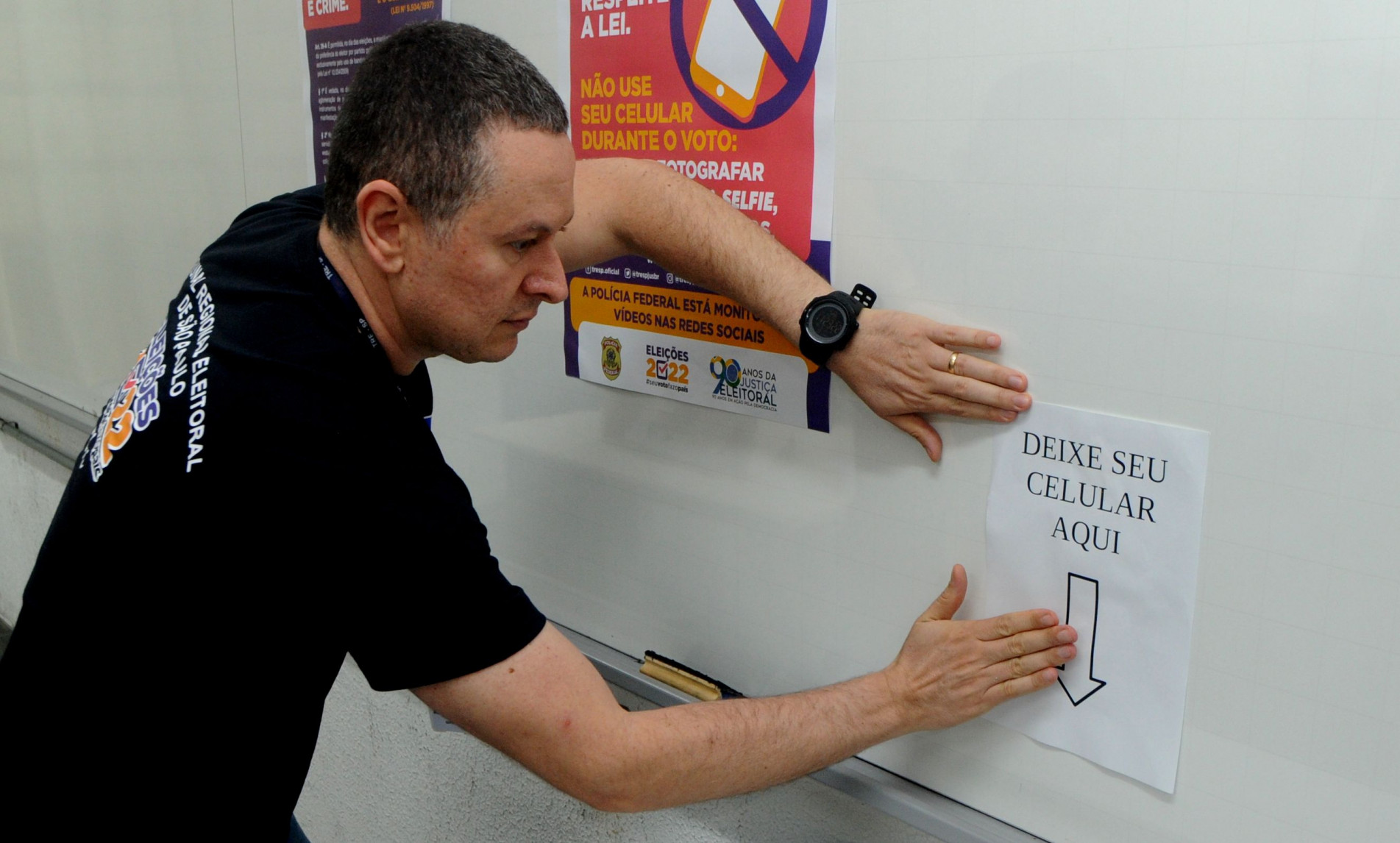 O uso de celulares no momento do voto &eacute; proibido. Ningu&eacute;m poder&aacute; entrar na cabine de vota&ccedil;&atilde;o com o aparelho