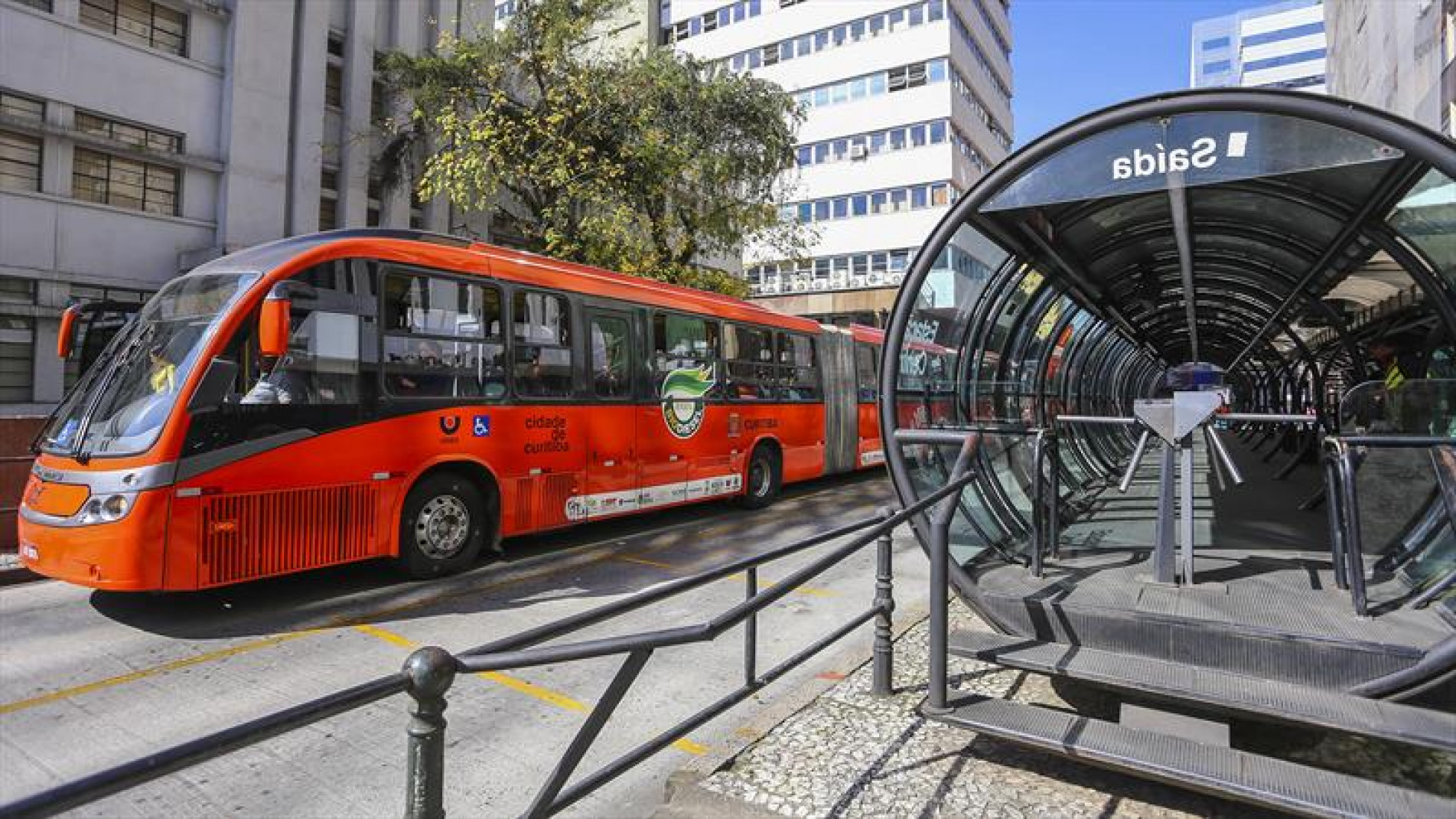 Curitiba é uma das dez capitais que oferecem transporte coletivo gratuito neste domingo (2) 